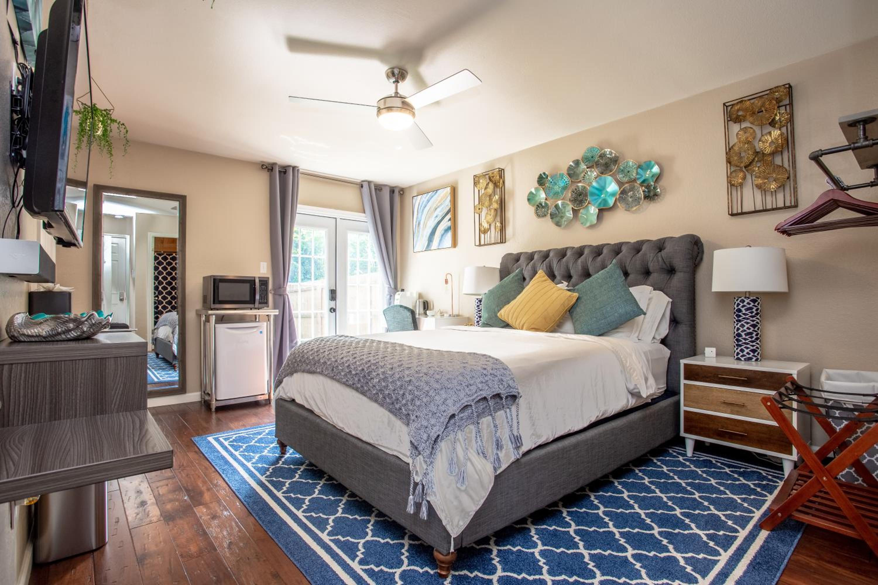 Two-Bedroom House - Photo 25