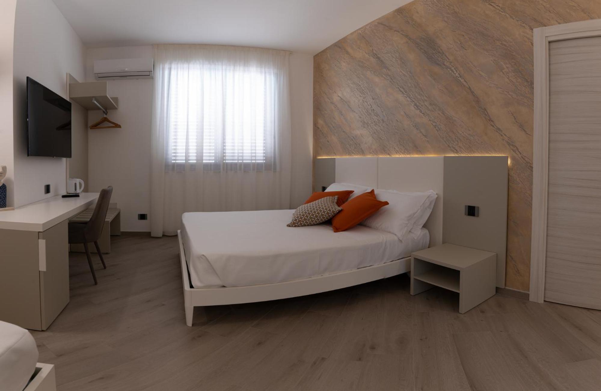 Deluxe Triple Room - Photo 13