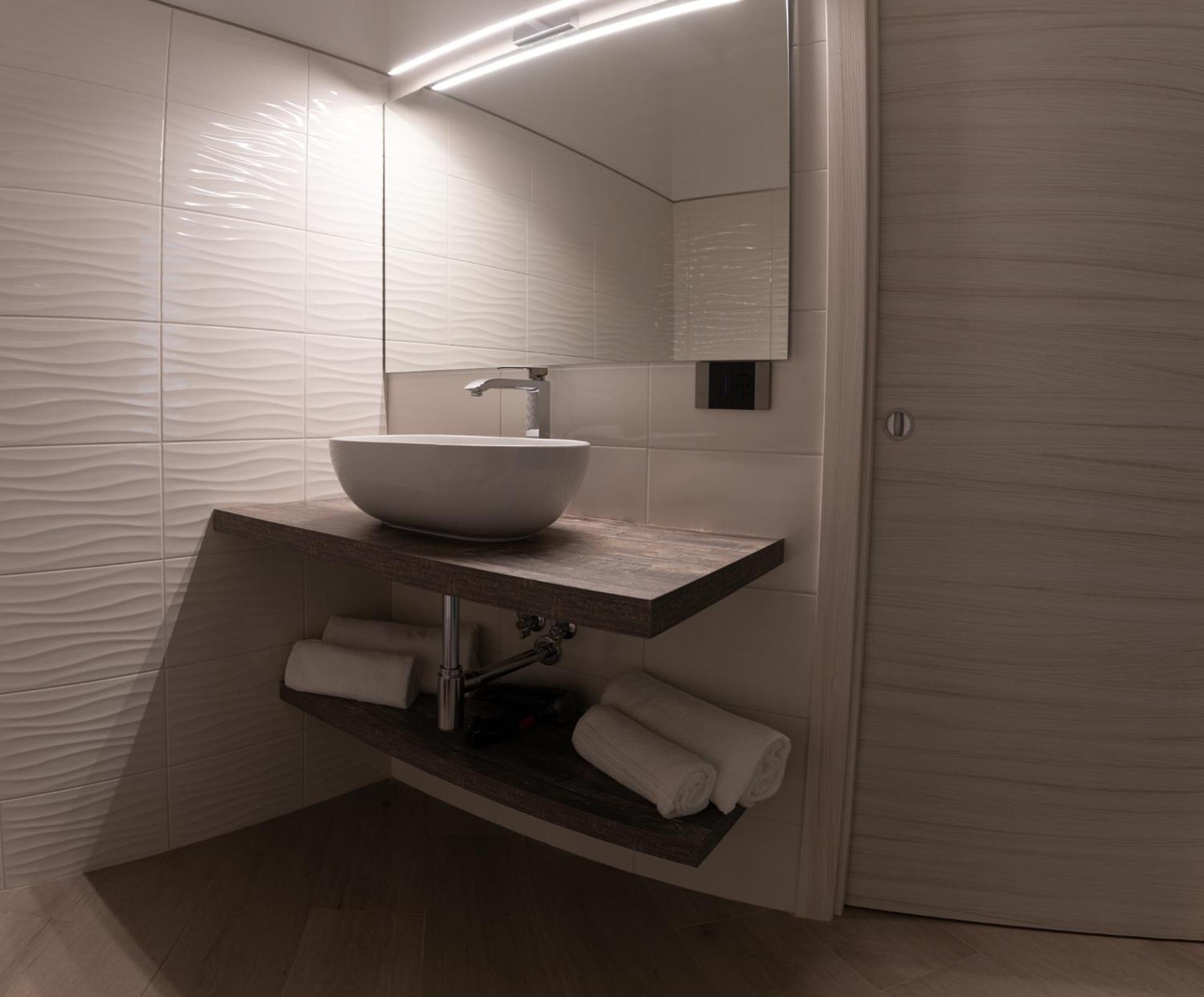 Deluxe Triple Room - Photo 9