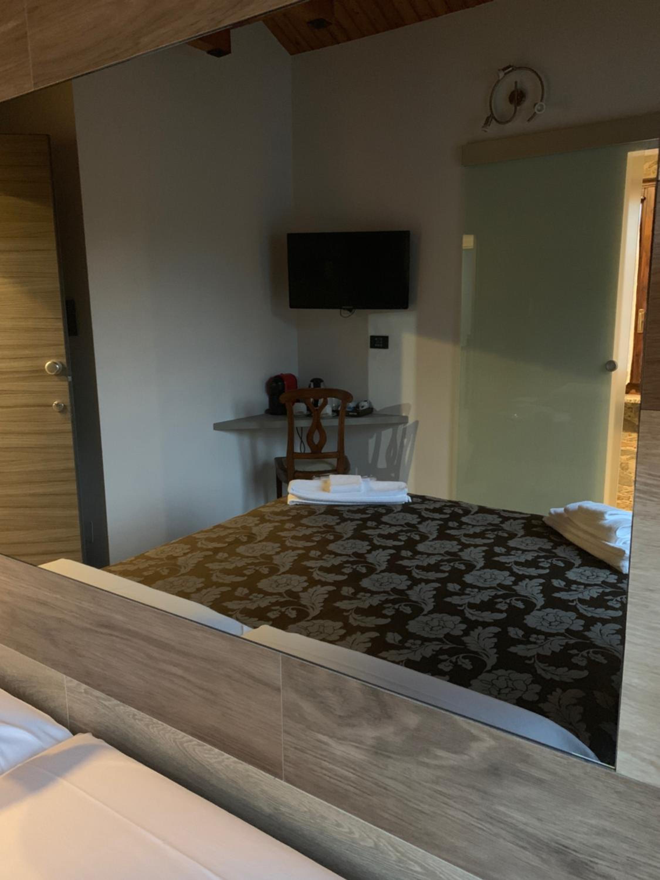 Large Double or Twin Room - Photo 12