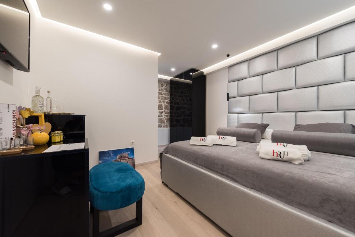 Deluxe Room - Photo 12