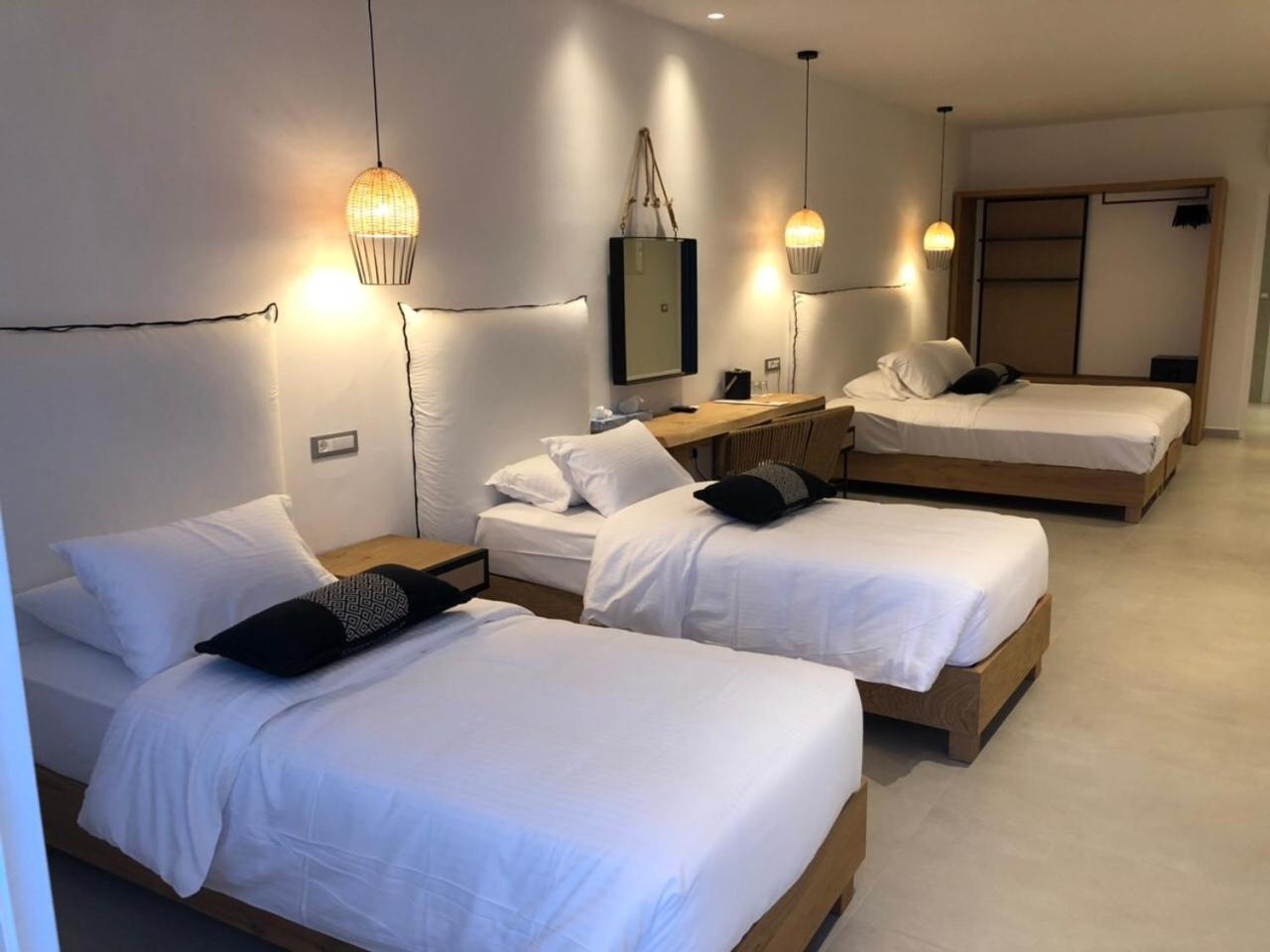 Quadruple Room with Sea View - Photo 3