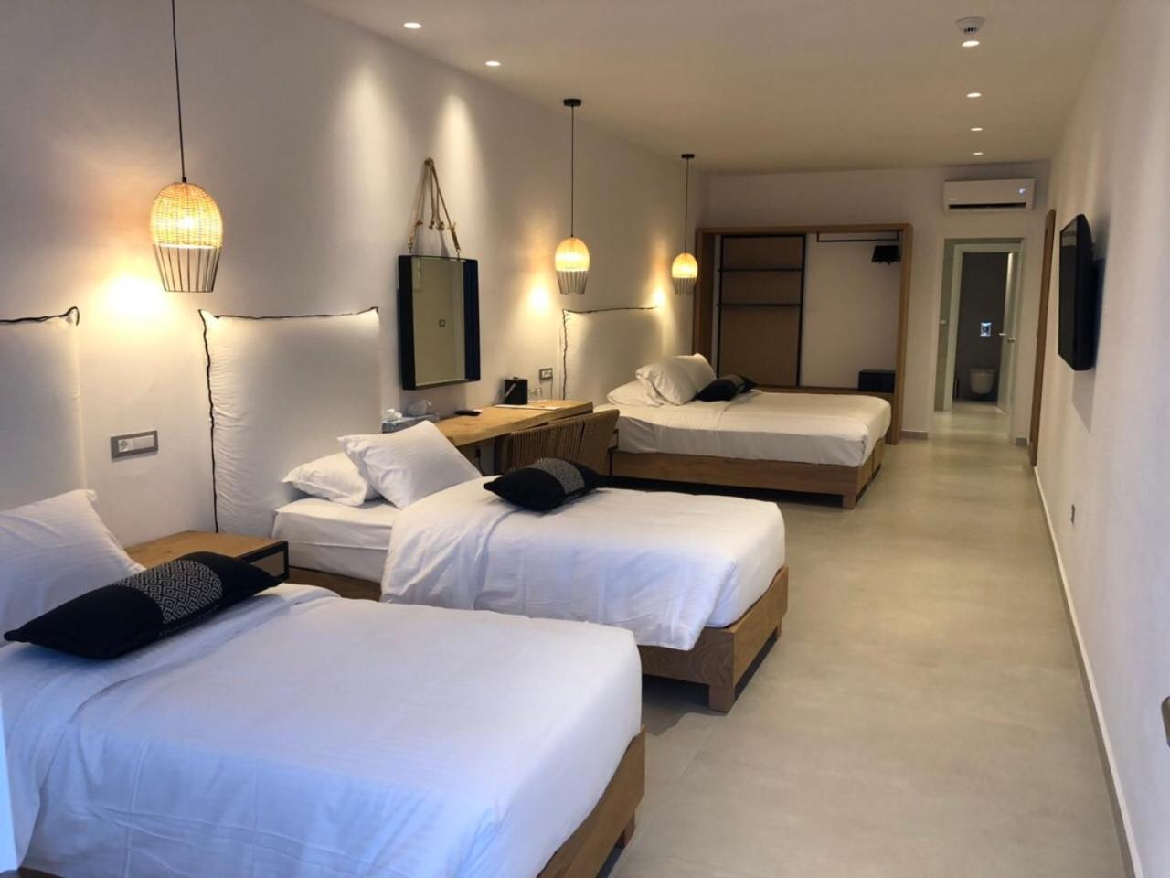 Quadruple Room with Sea View - Photo 10