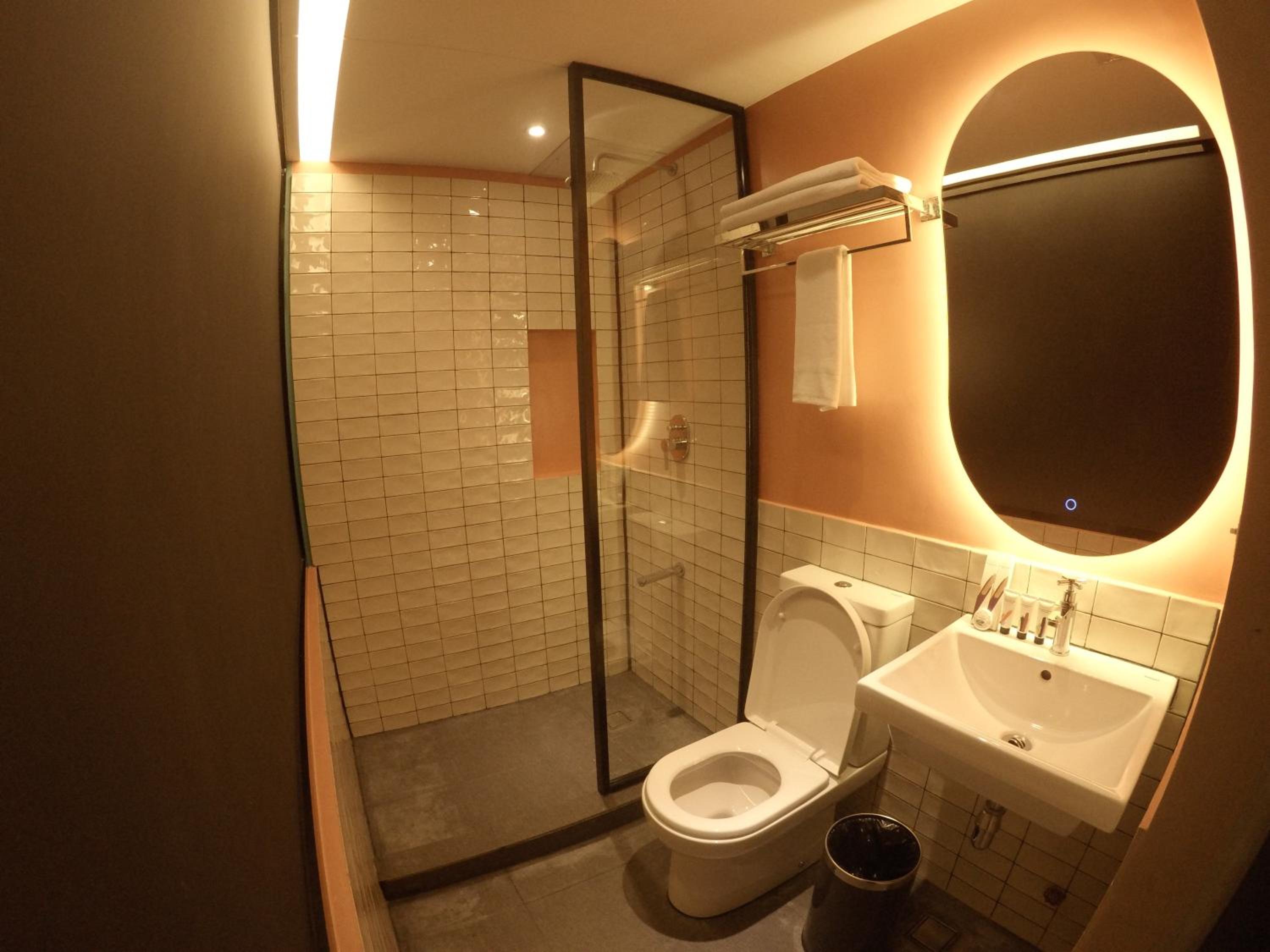 Deluxe Queen Room - Photo 8