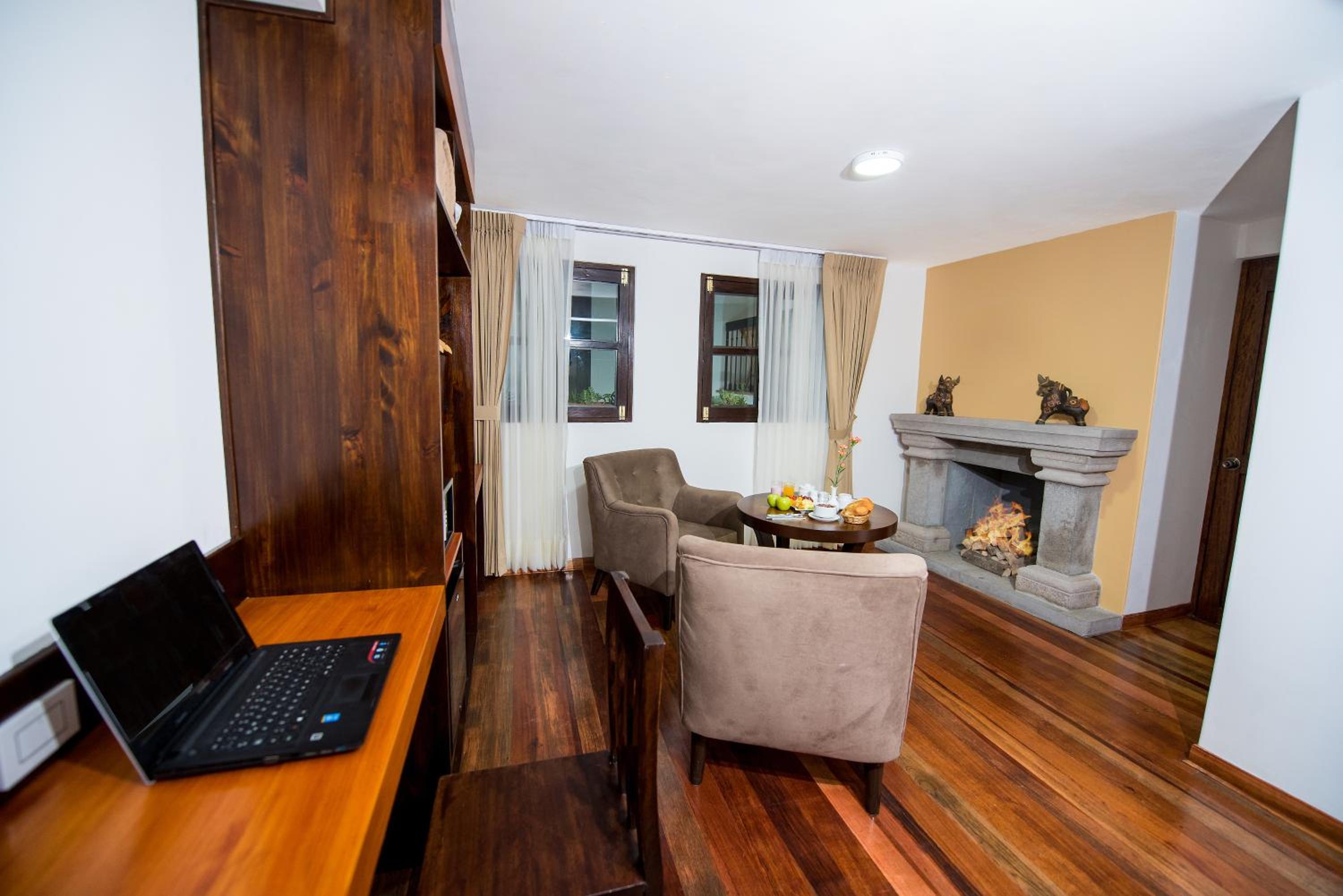 Deluxe King Suite photo 1