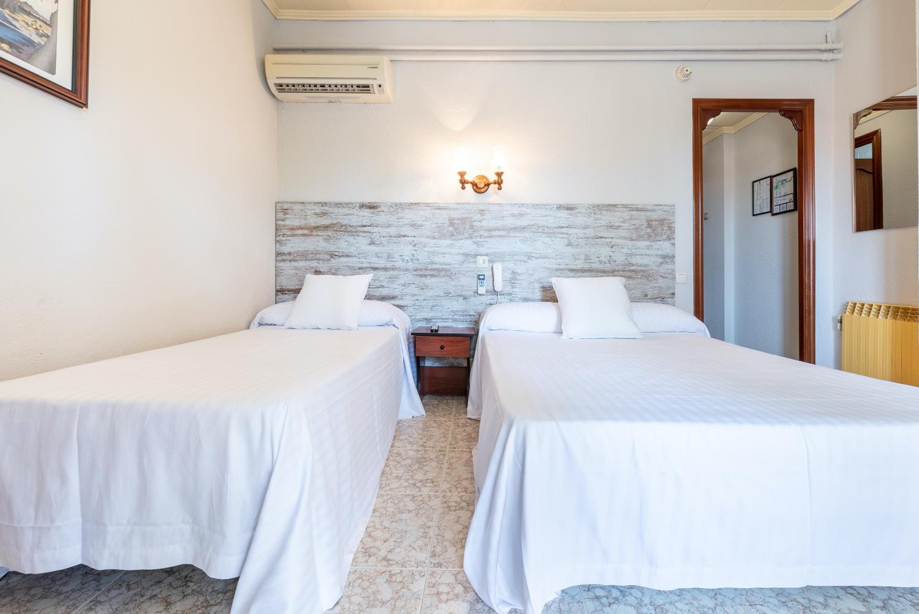 Double Room with Extra Bed - Photo 1