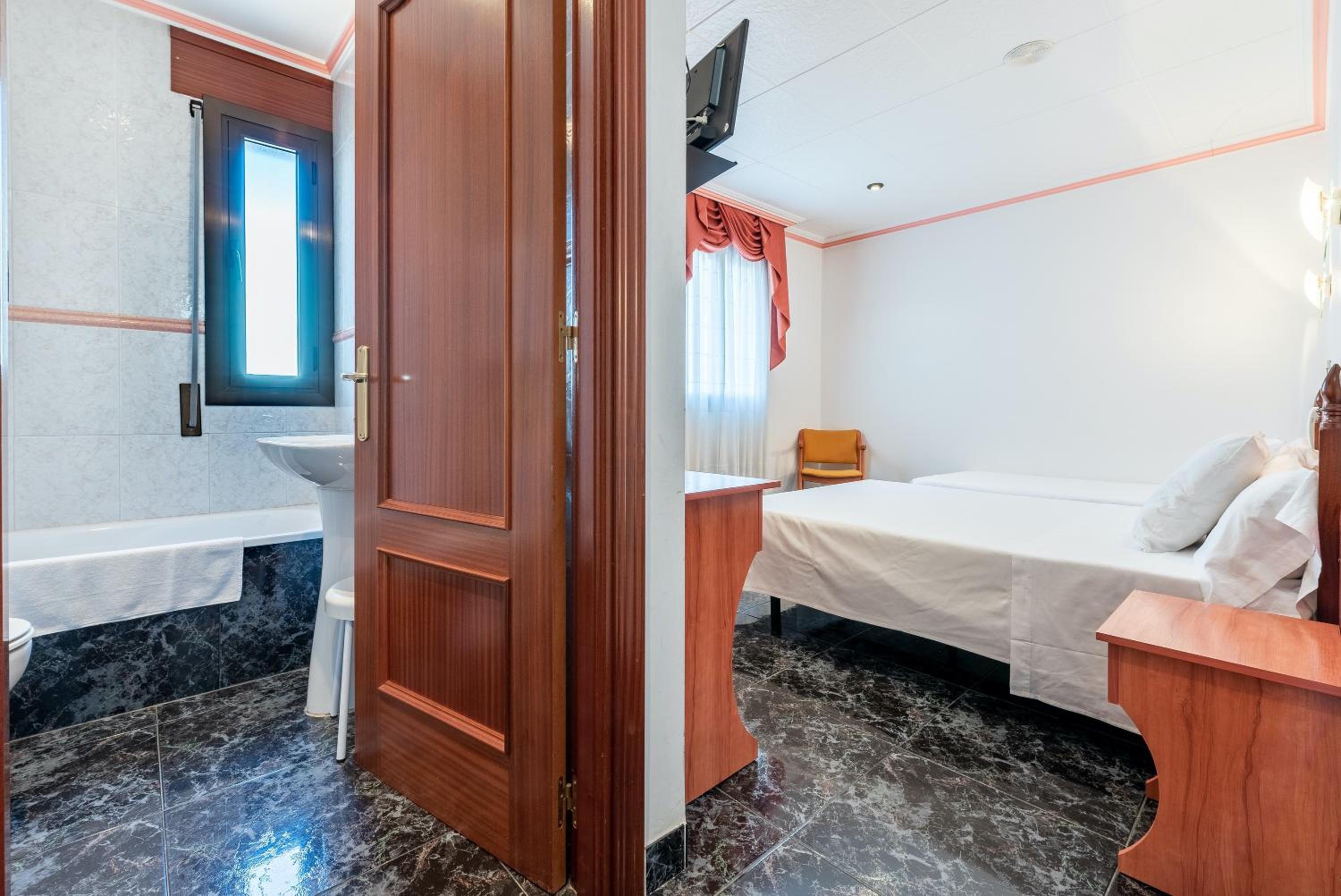 Double Room with Extra Bed - Photo 12