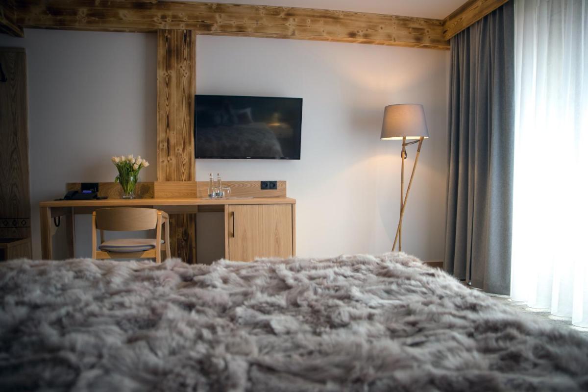 Deluxe Double Room (2 Adults + 1 Child) - Photo 2