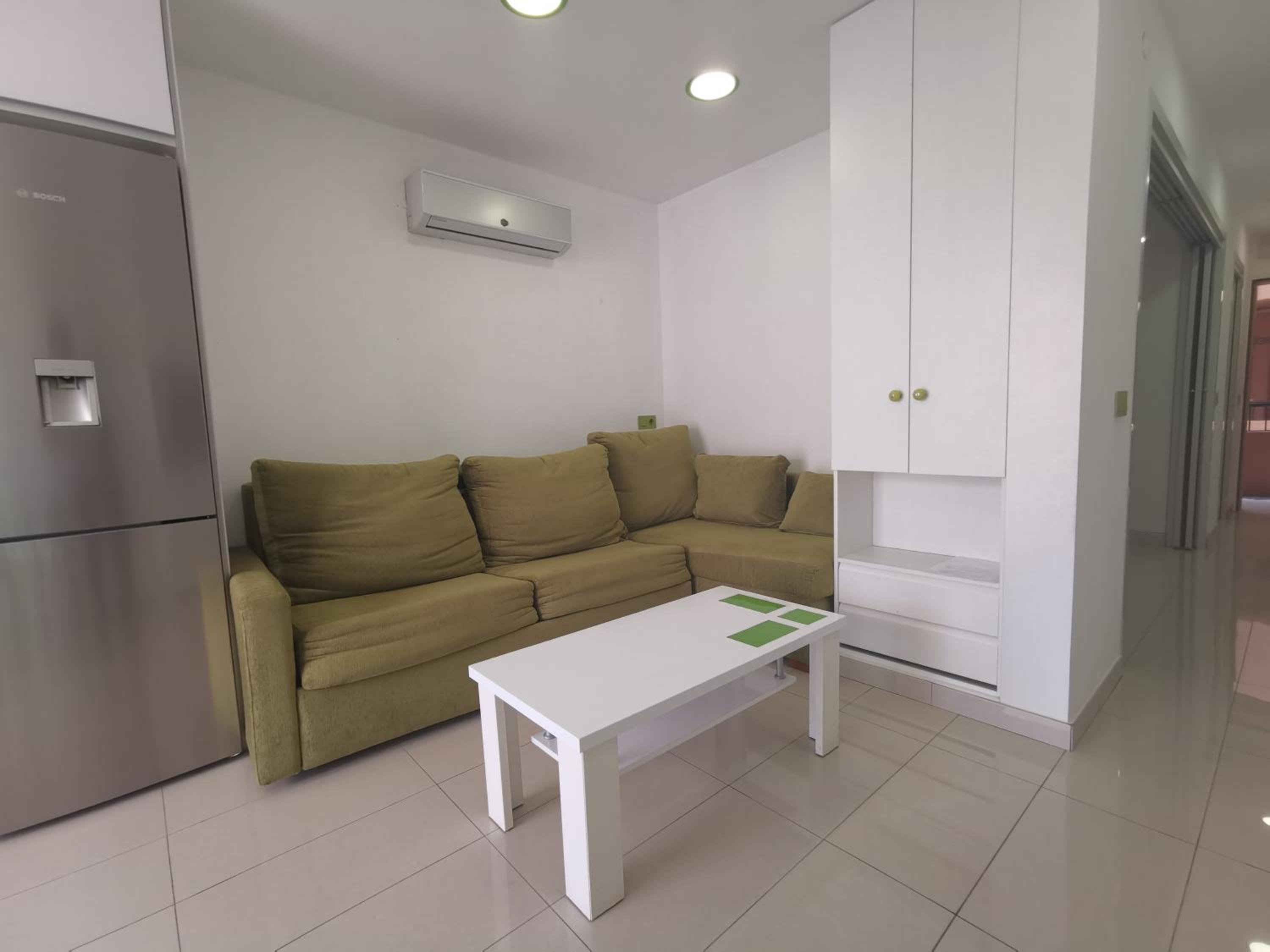 Apartamento con Terraza y Vista Lateral al Mar