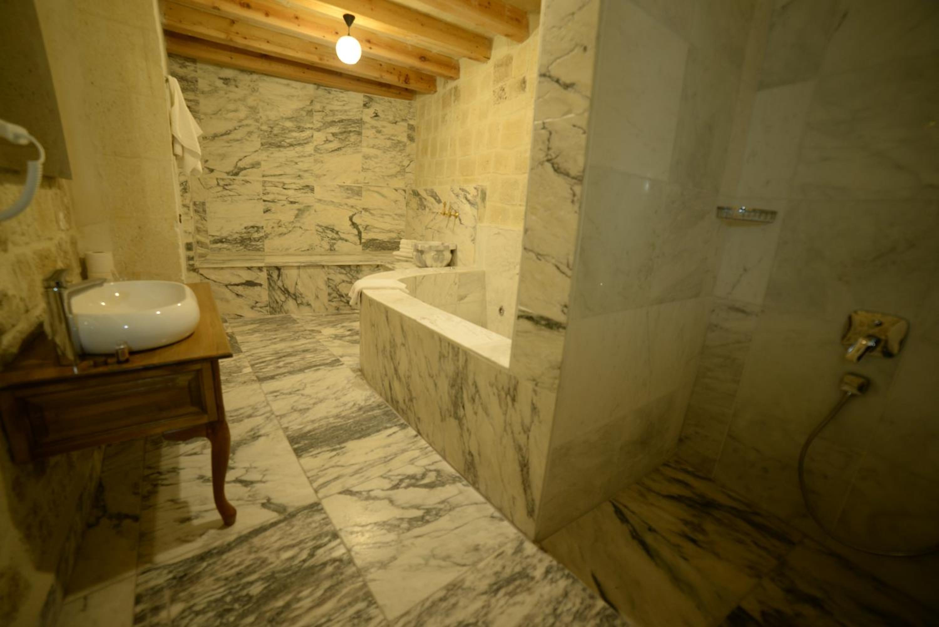 Deluxe Room - Photo 5