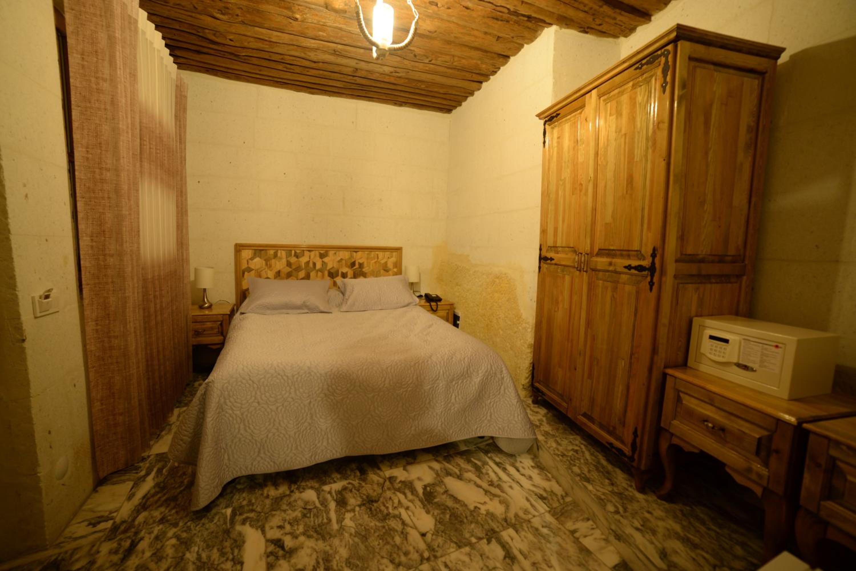 Deluxe Room - Photo 2