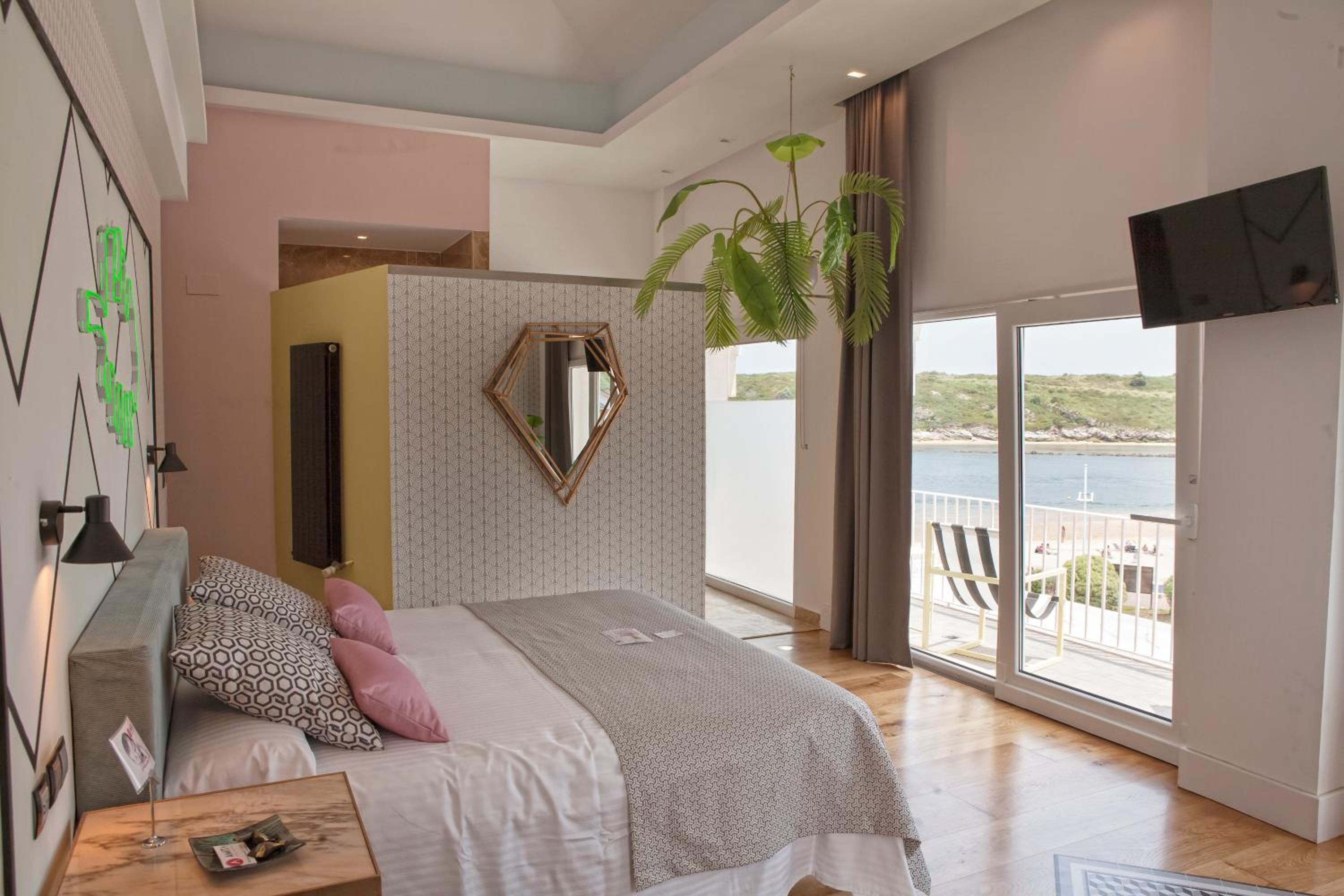 Double Room with Jacuzzi and Balcony with Sea View photo 2