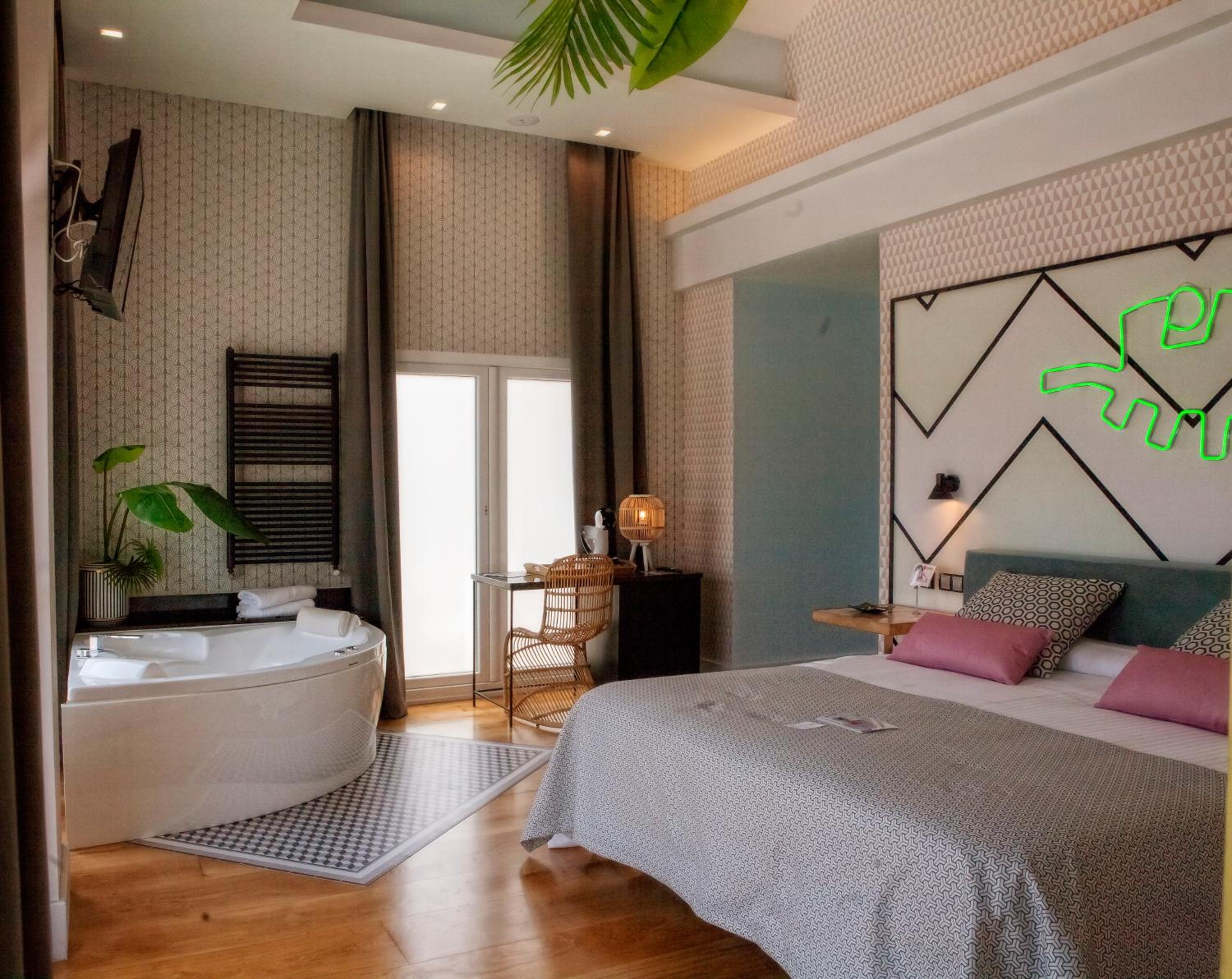 Double Room with Jacuzzi and Balcony with Sea View photo 3