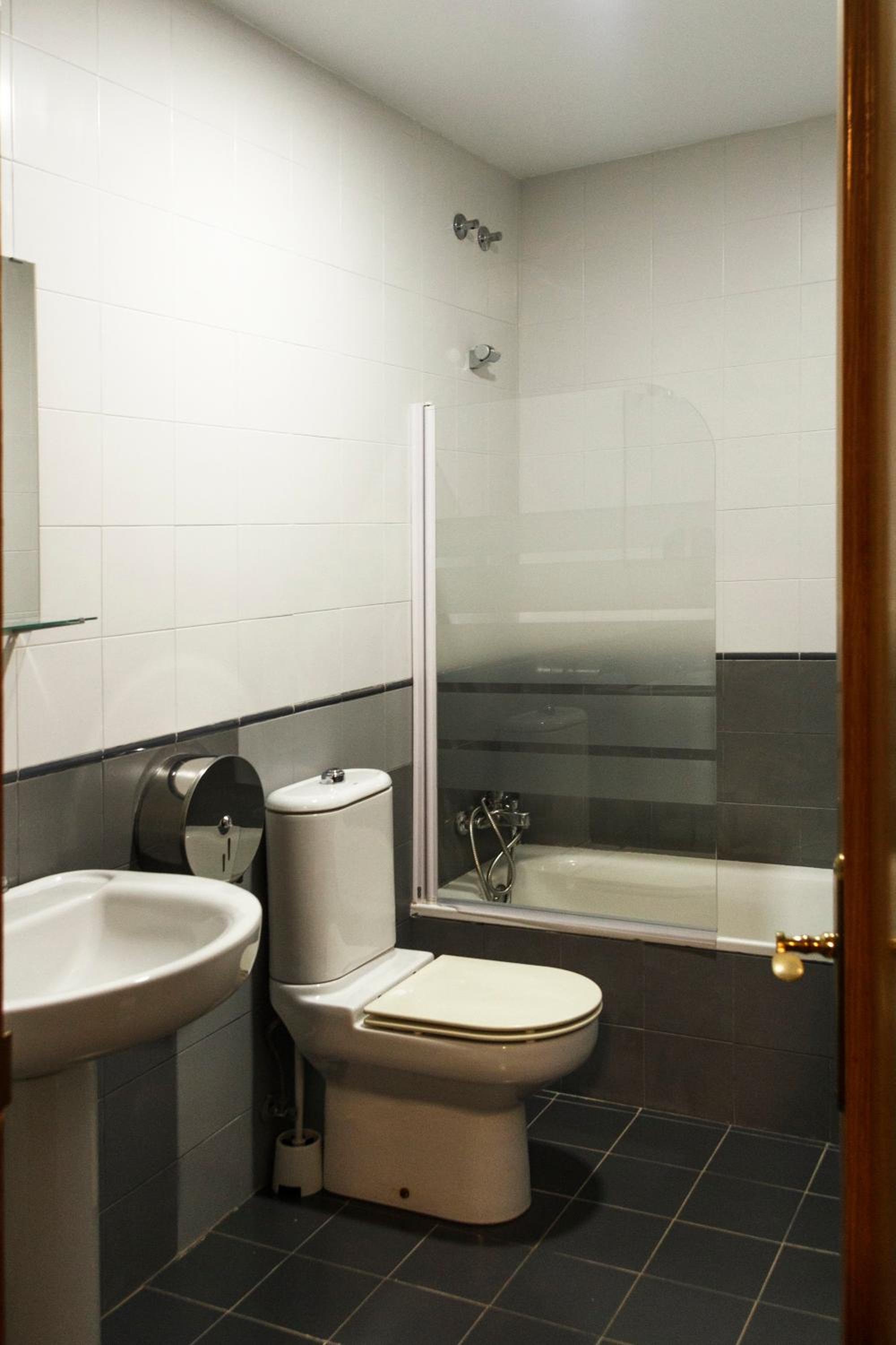 Quadruple Room with Private Bathroom - Photo 2