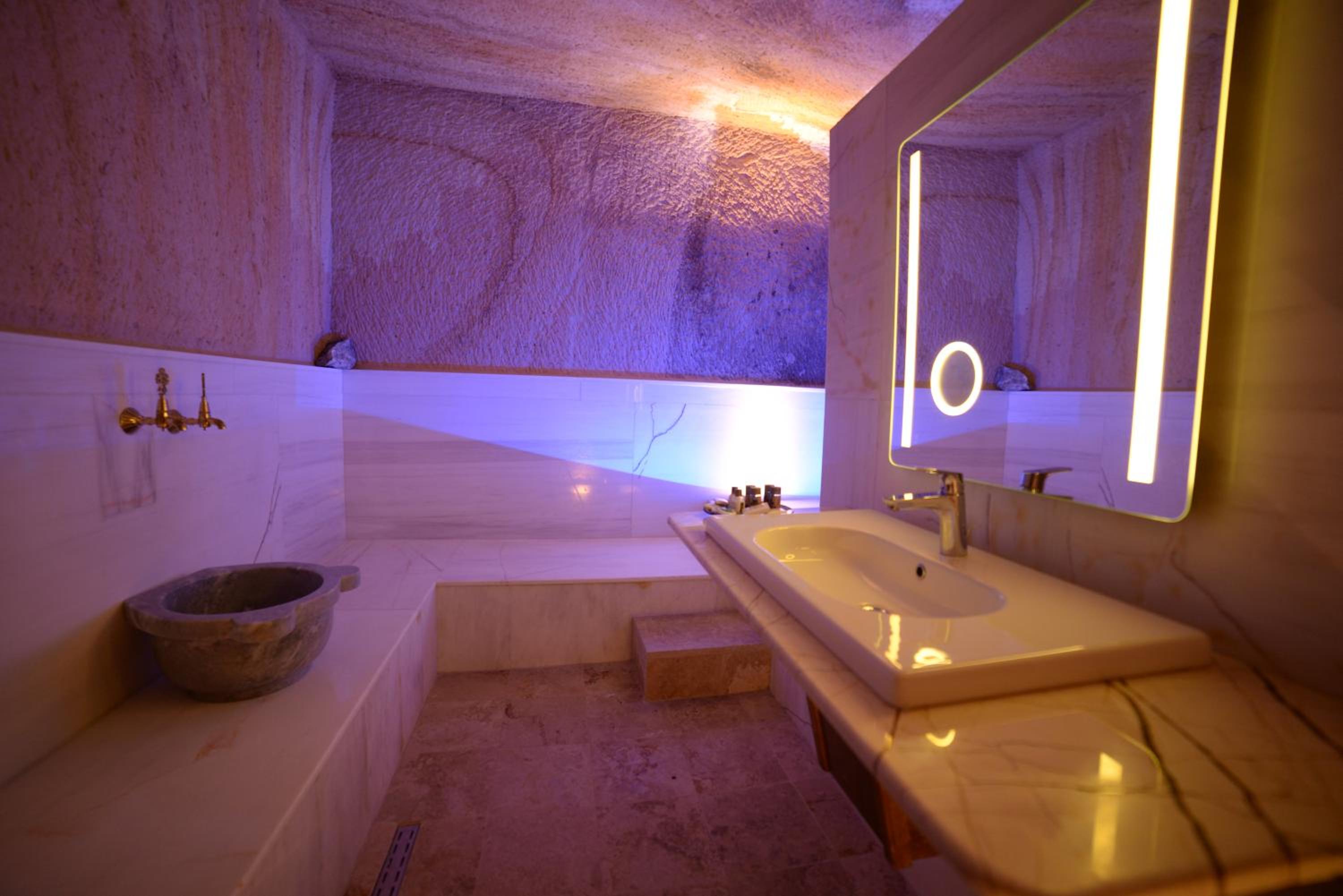 Cave Suite Room - Photo 12