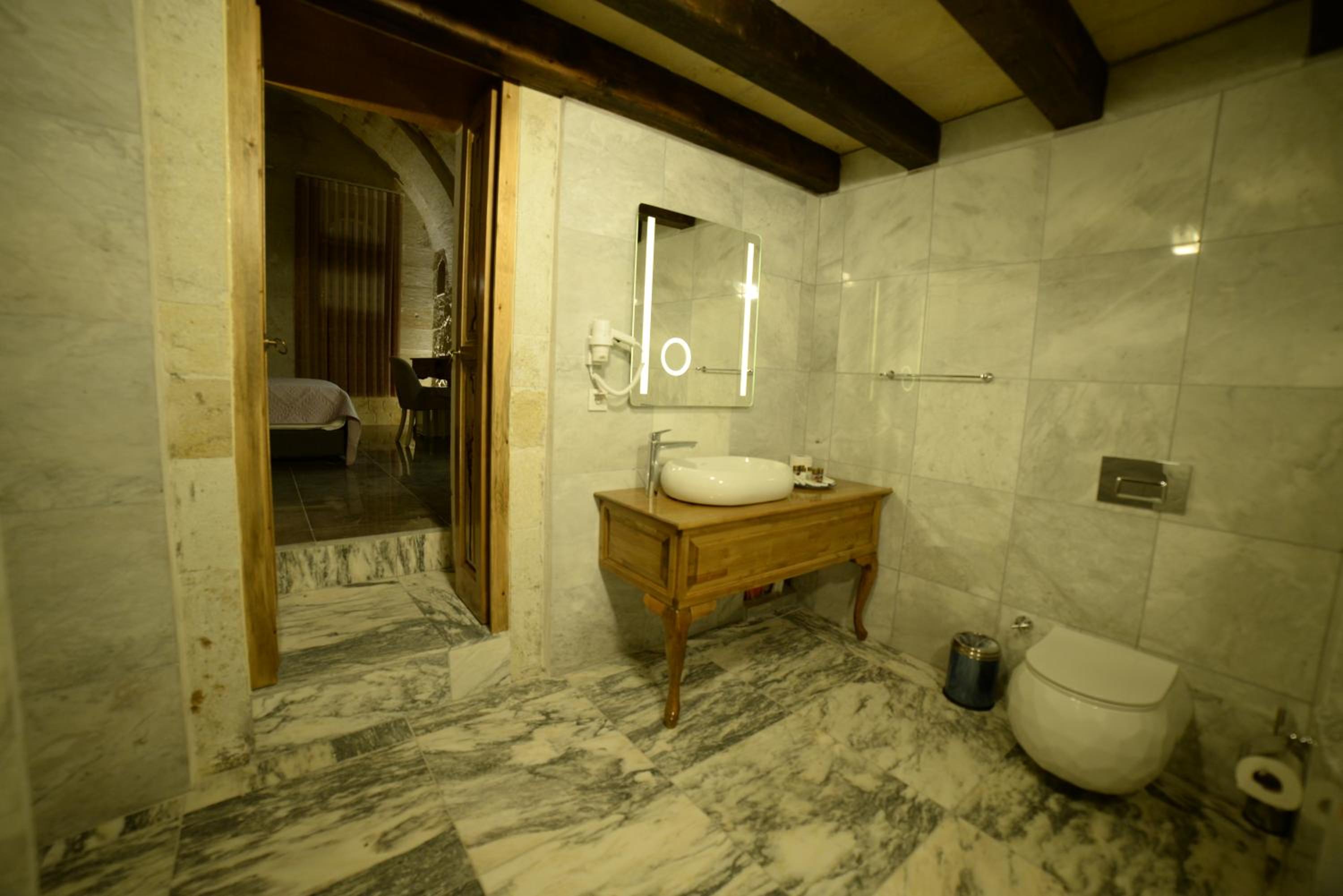King Suite with Terrace - Photo 8