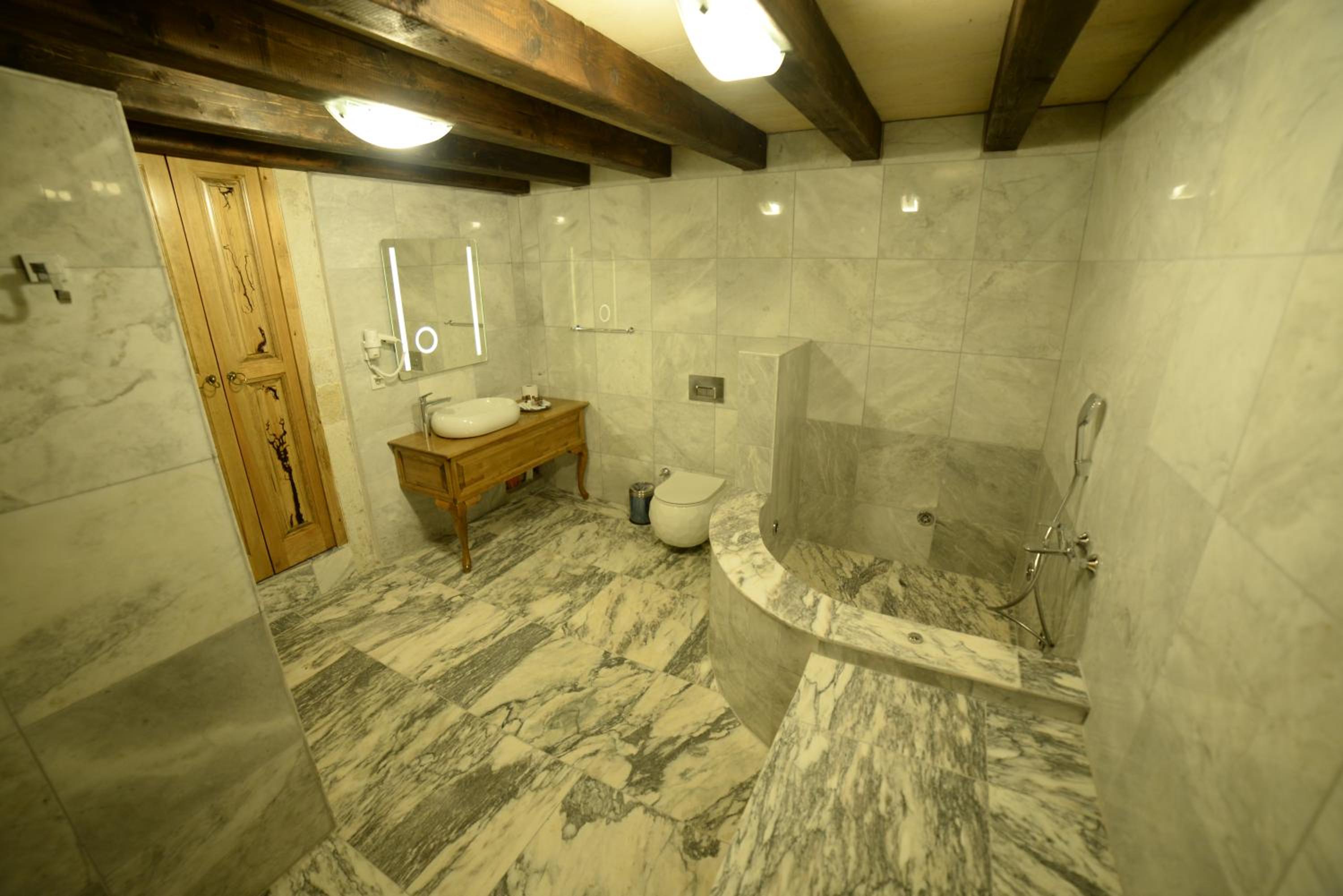 King Suite with Terrace - Photo 6