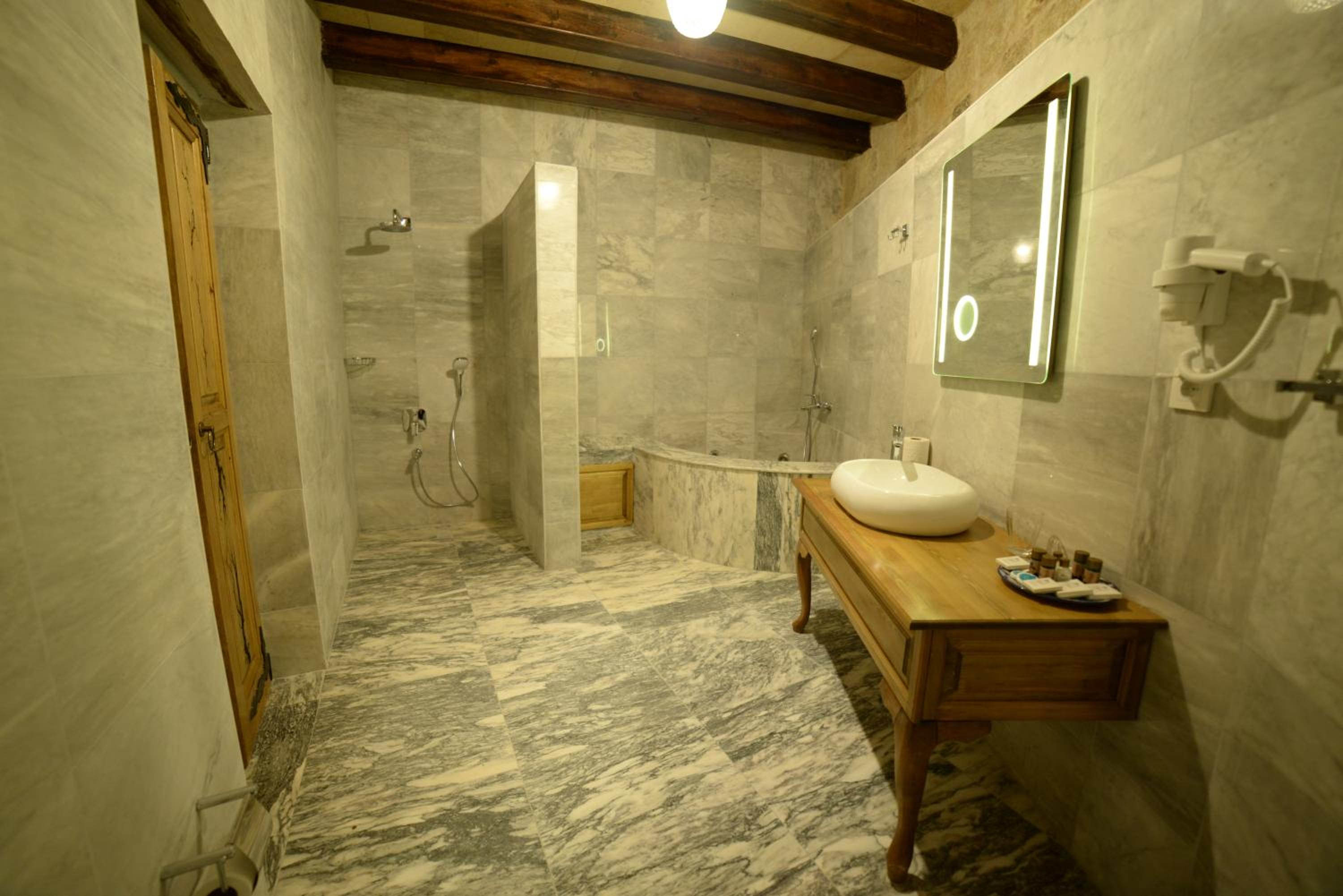 Suite Room - Photo 11