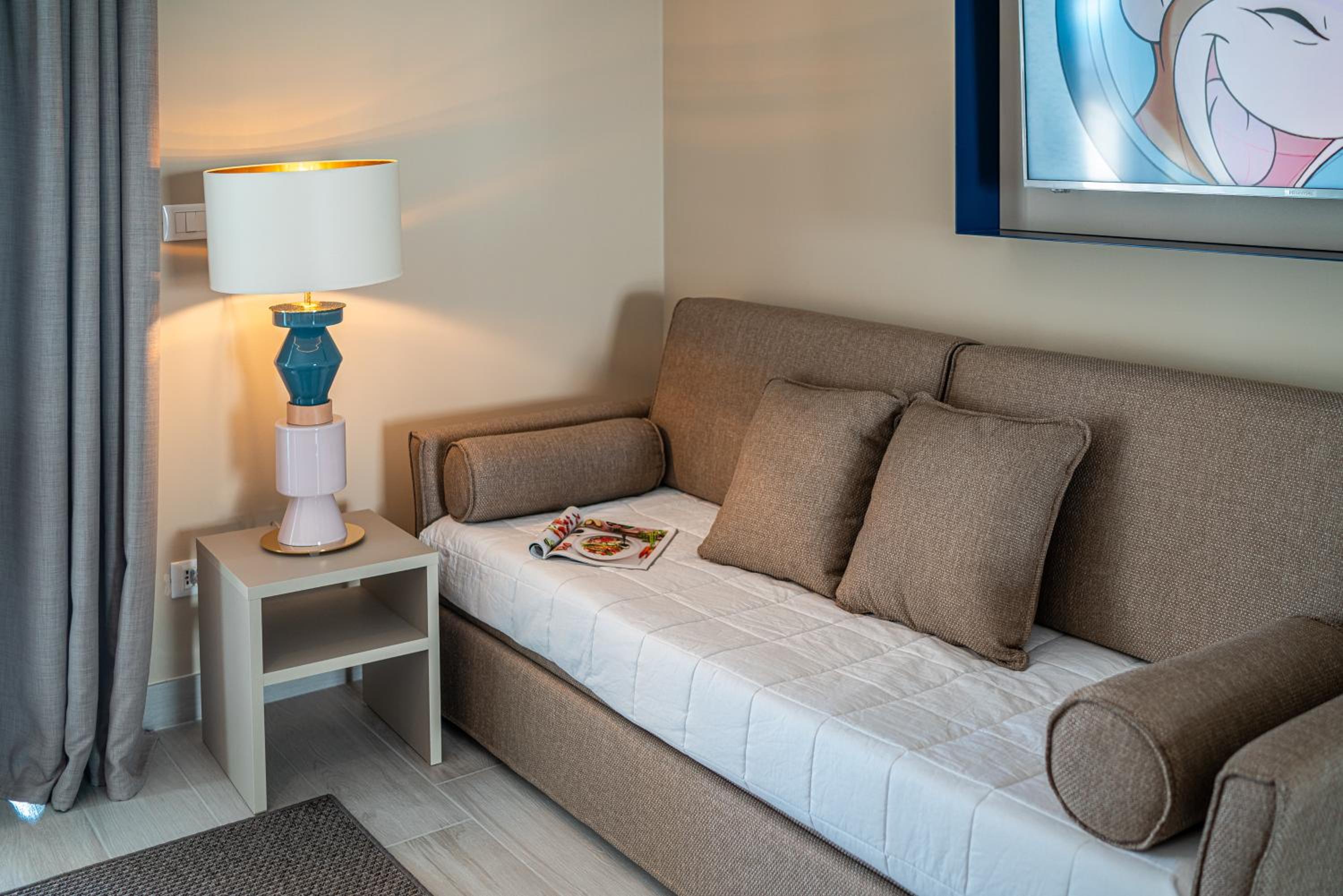 Panoramic Double Room with Sofa Bed and partial Sea View photo 3