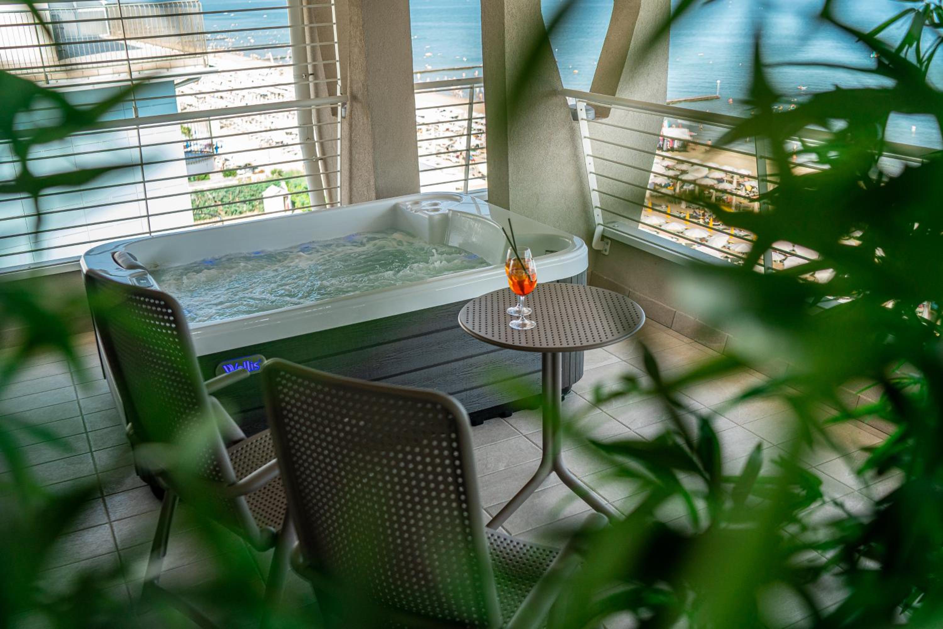 Panoramic Double Room with Sofa Bed,Whirlpool and Direct Sea View photo 3