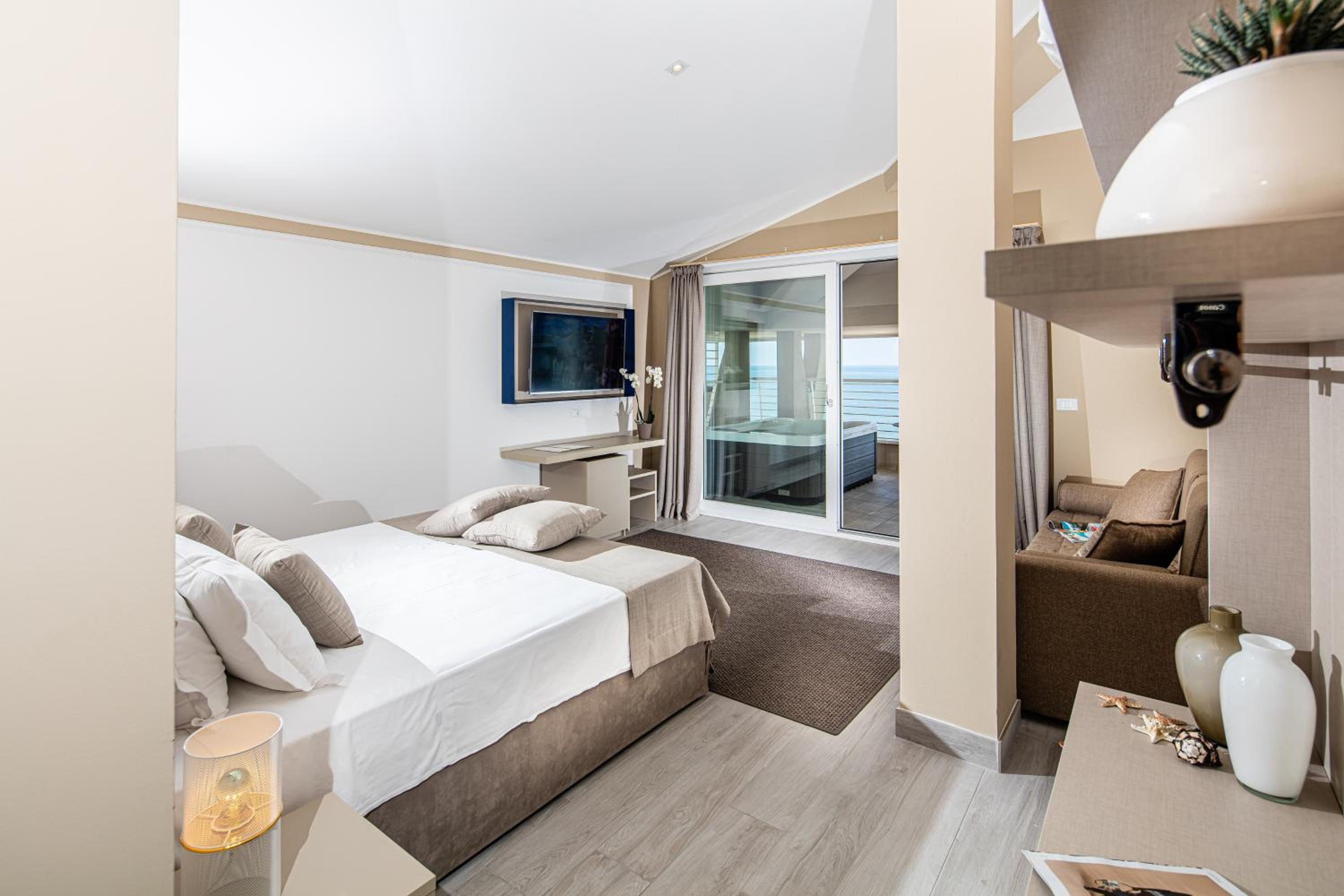 Panoramic Double Room with Sofa Bed,Whirlpool and Direct Sea View photo 1
