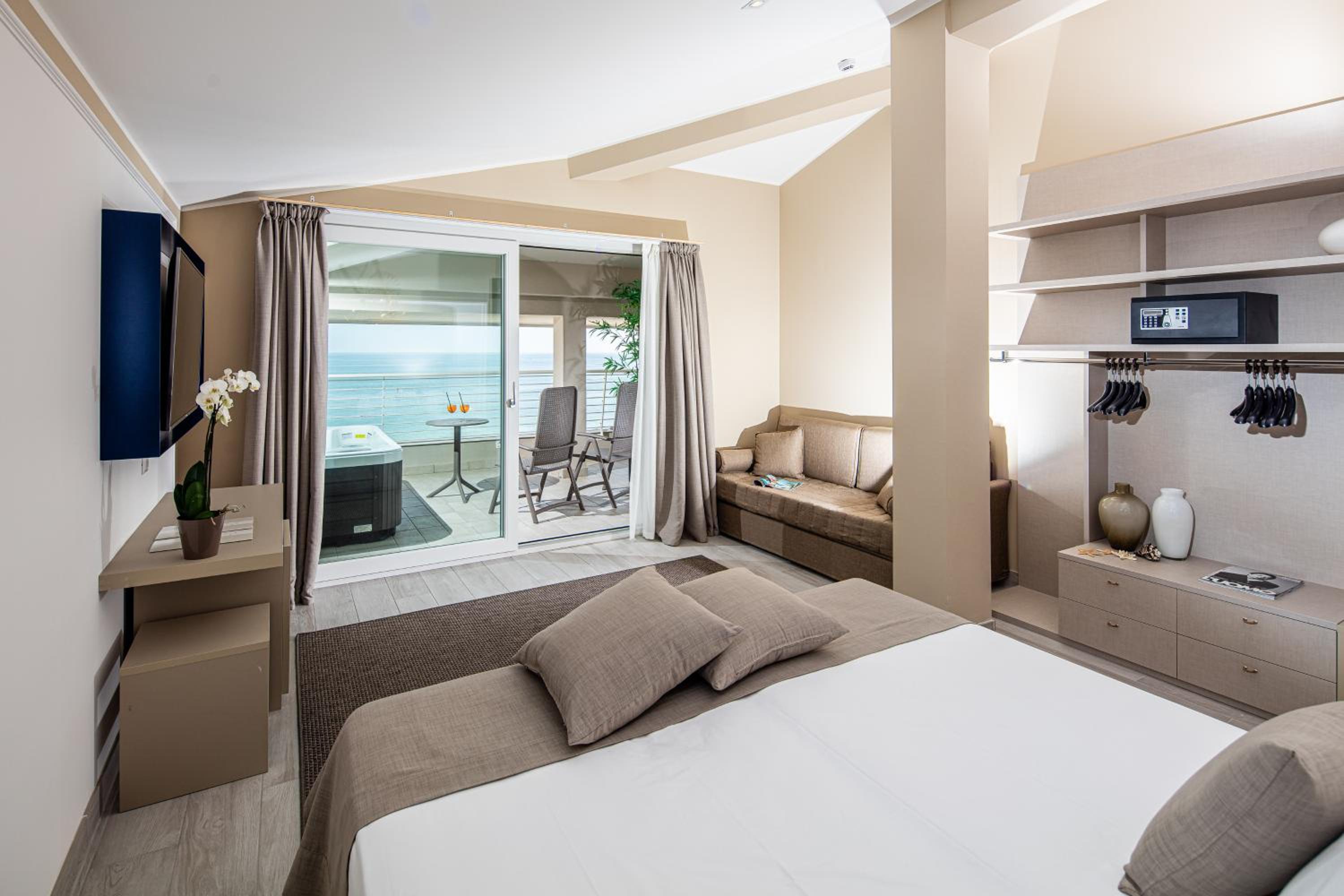 Panoramic Double Room with Sofa Bed,Whirlpool and Direct Sea View photo 2