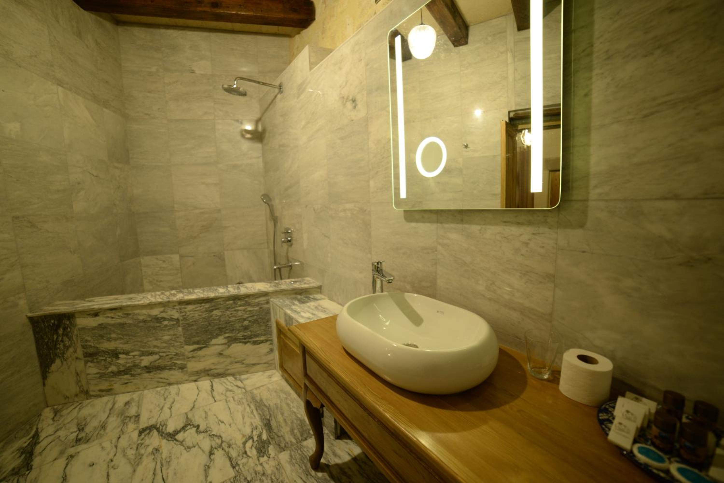 Suite Room - Photo 5