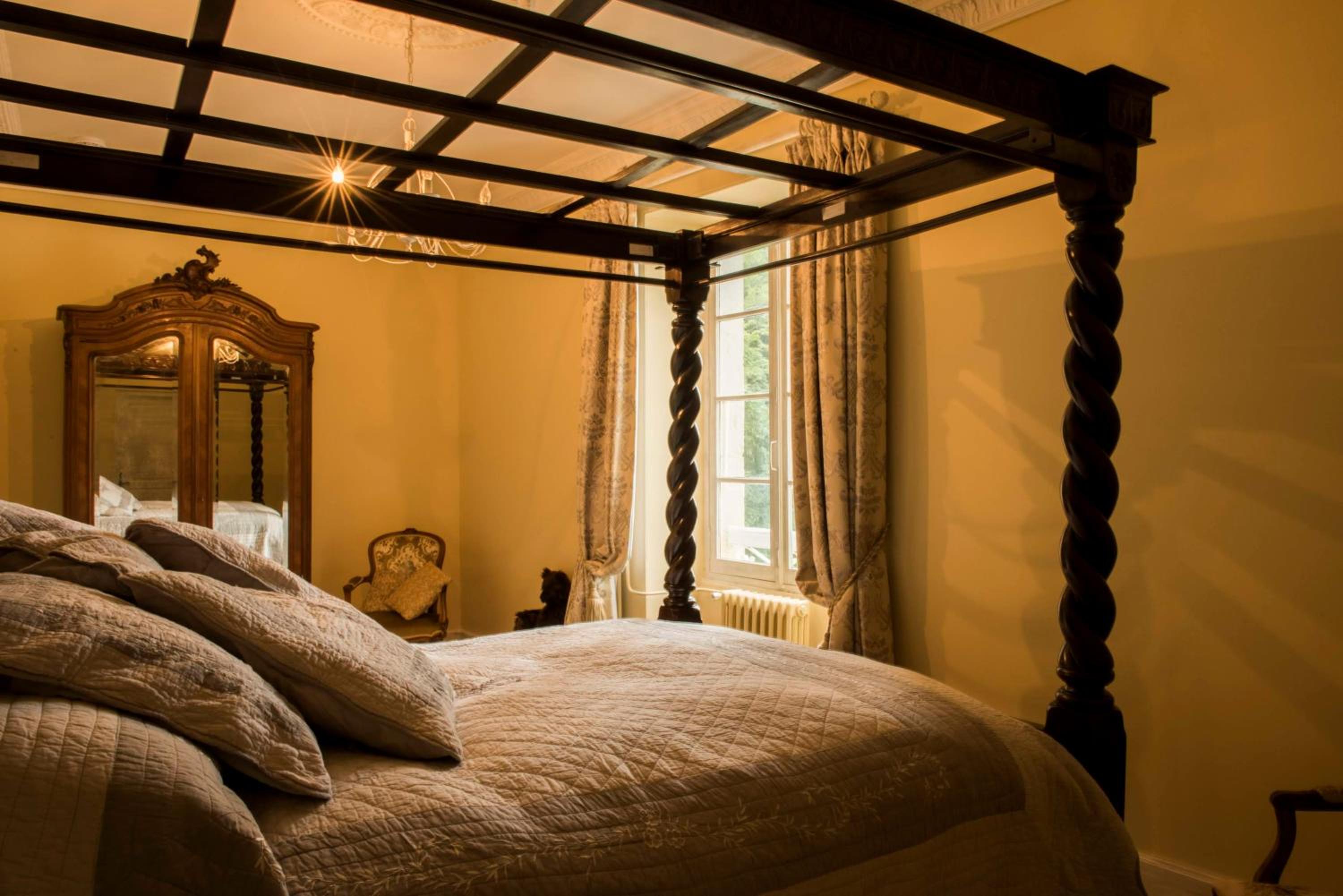 Deluxe Double Room with Bath - Photo 4
