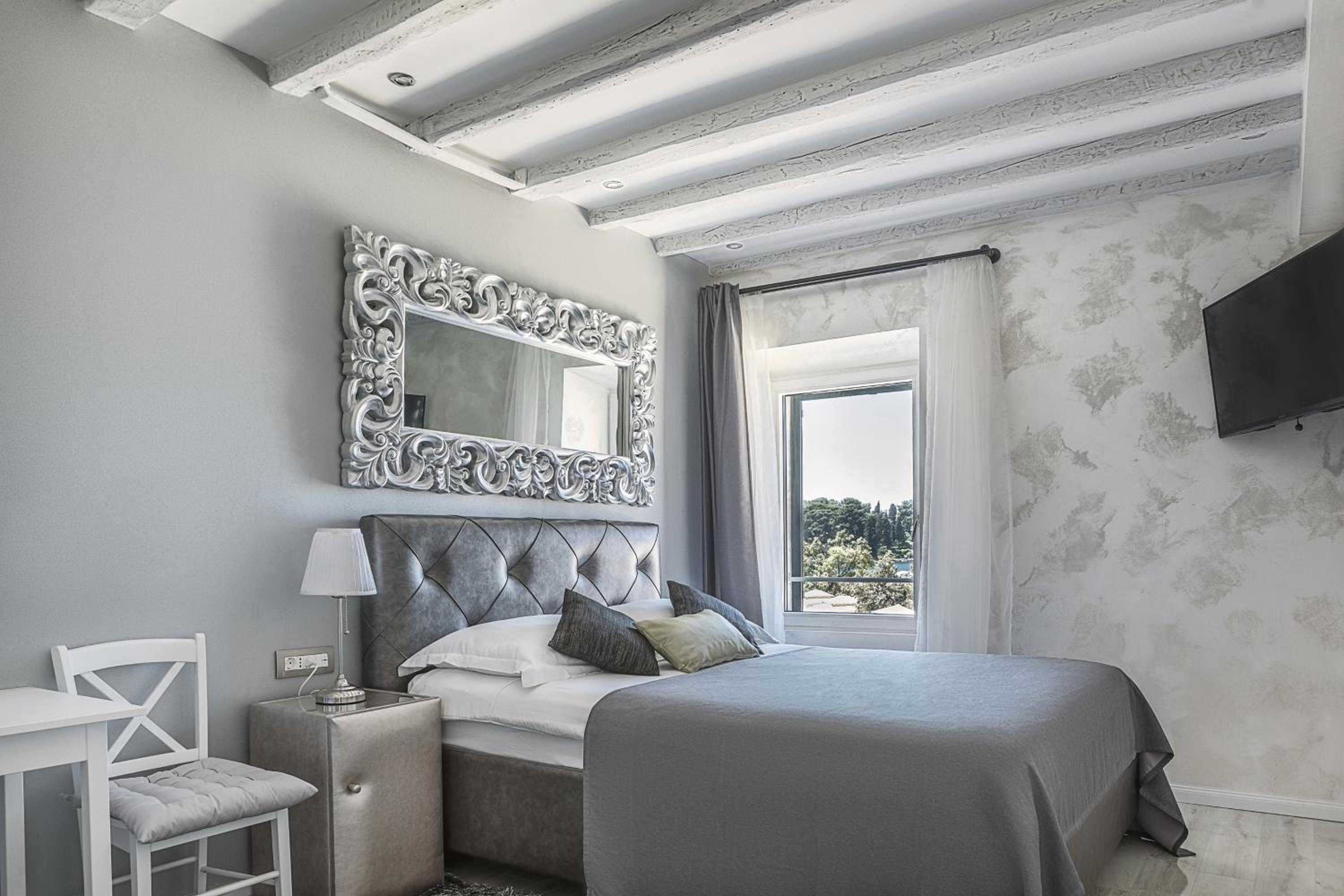 Apartment with Sea View - Photo 11