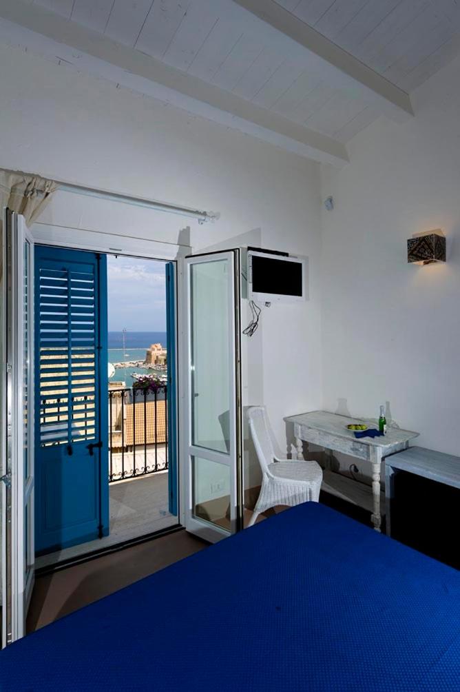 Double Room with Balcony and Sea View - Photo 3