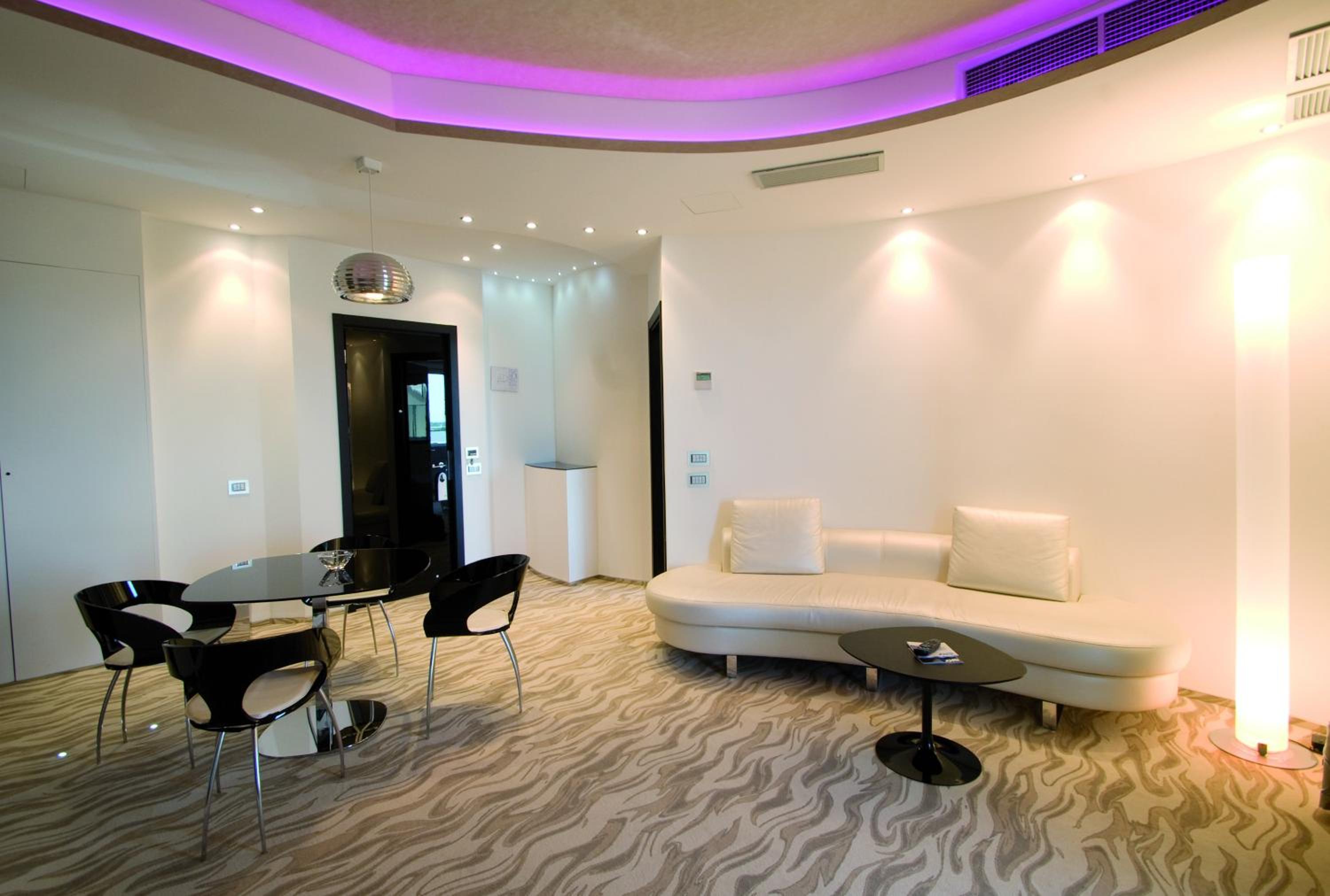 Luxury Suite - Top Floor (2 Adults) - Photo 3