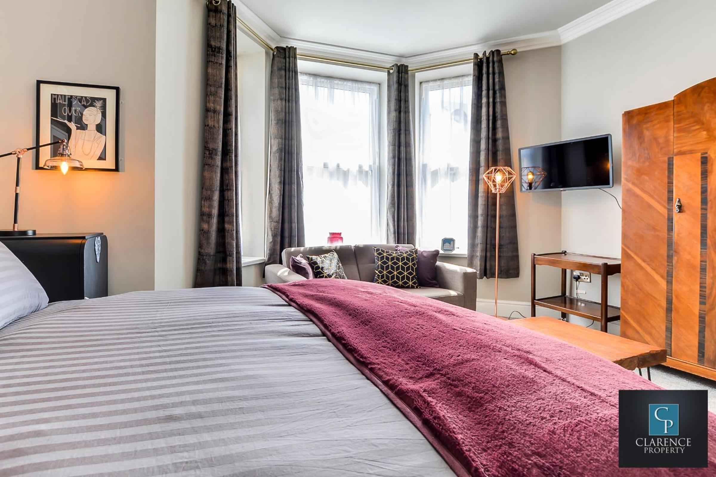 Large Double Room - Photo 9