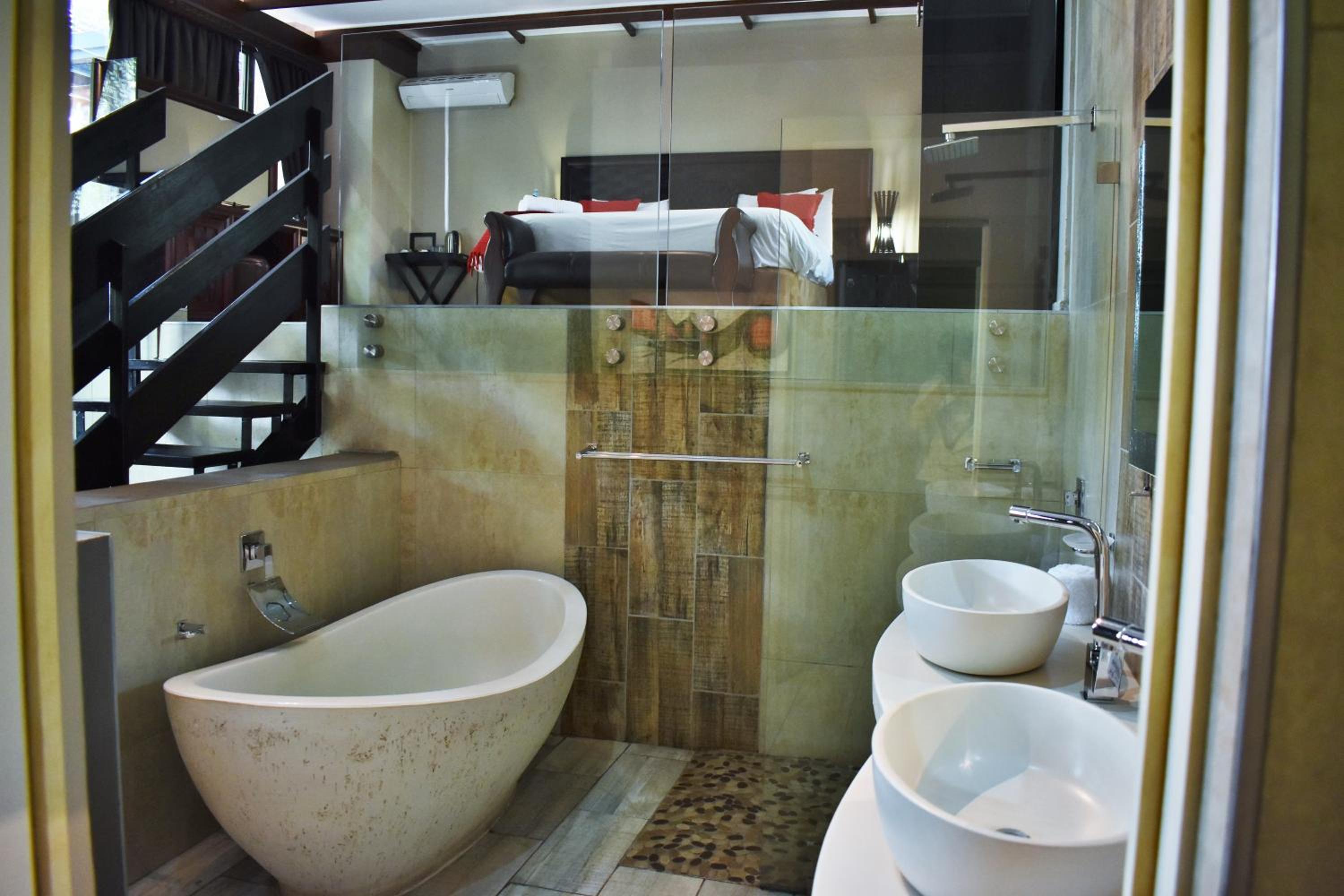 Suite - Photo 15