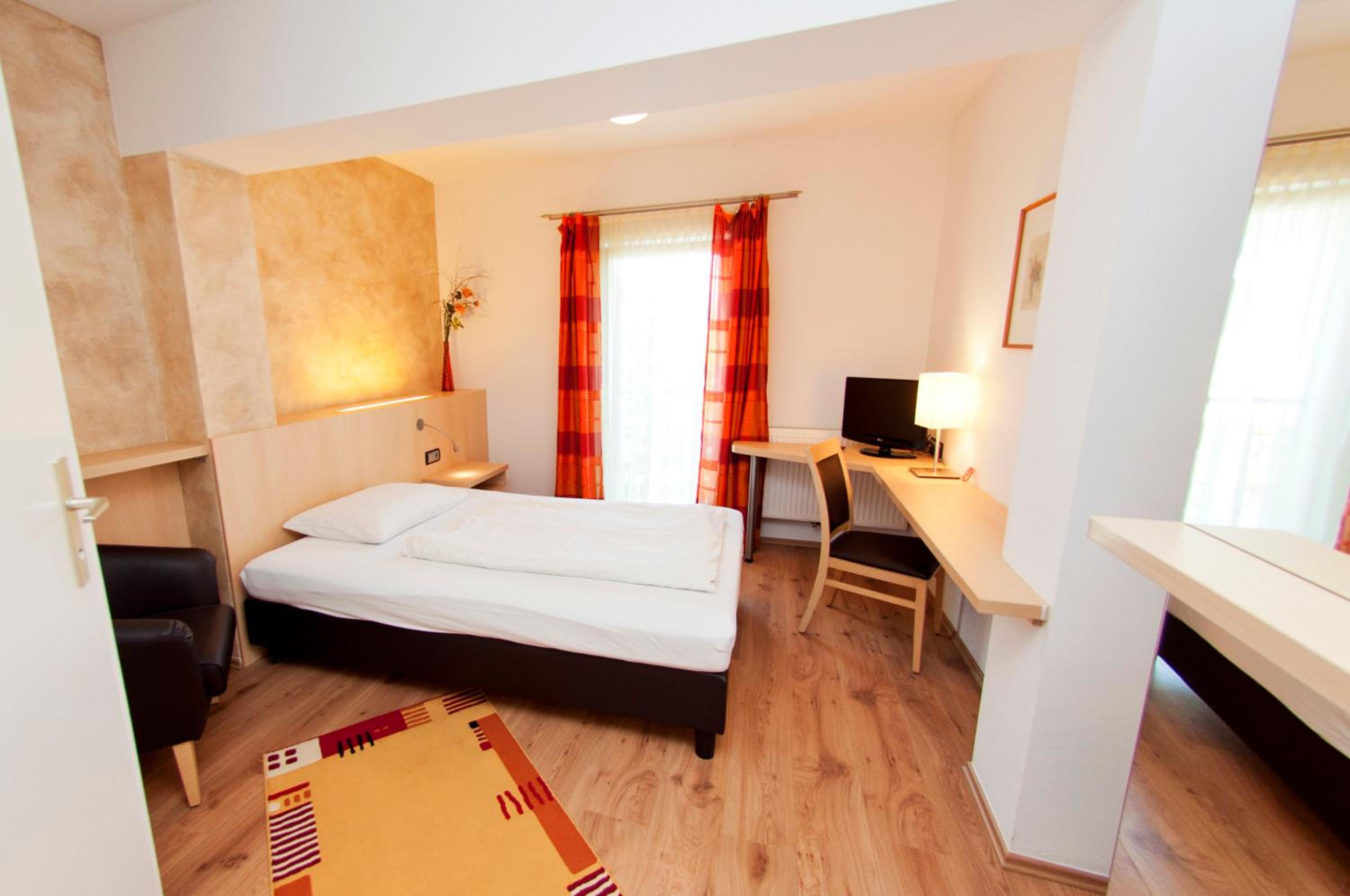 Single Room with Bathroom photo 1