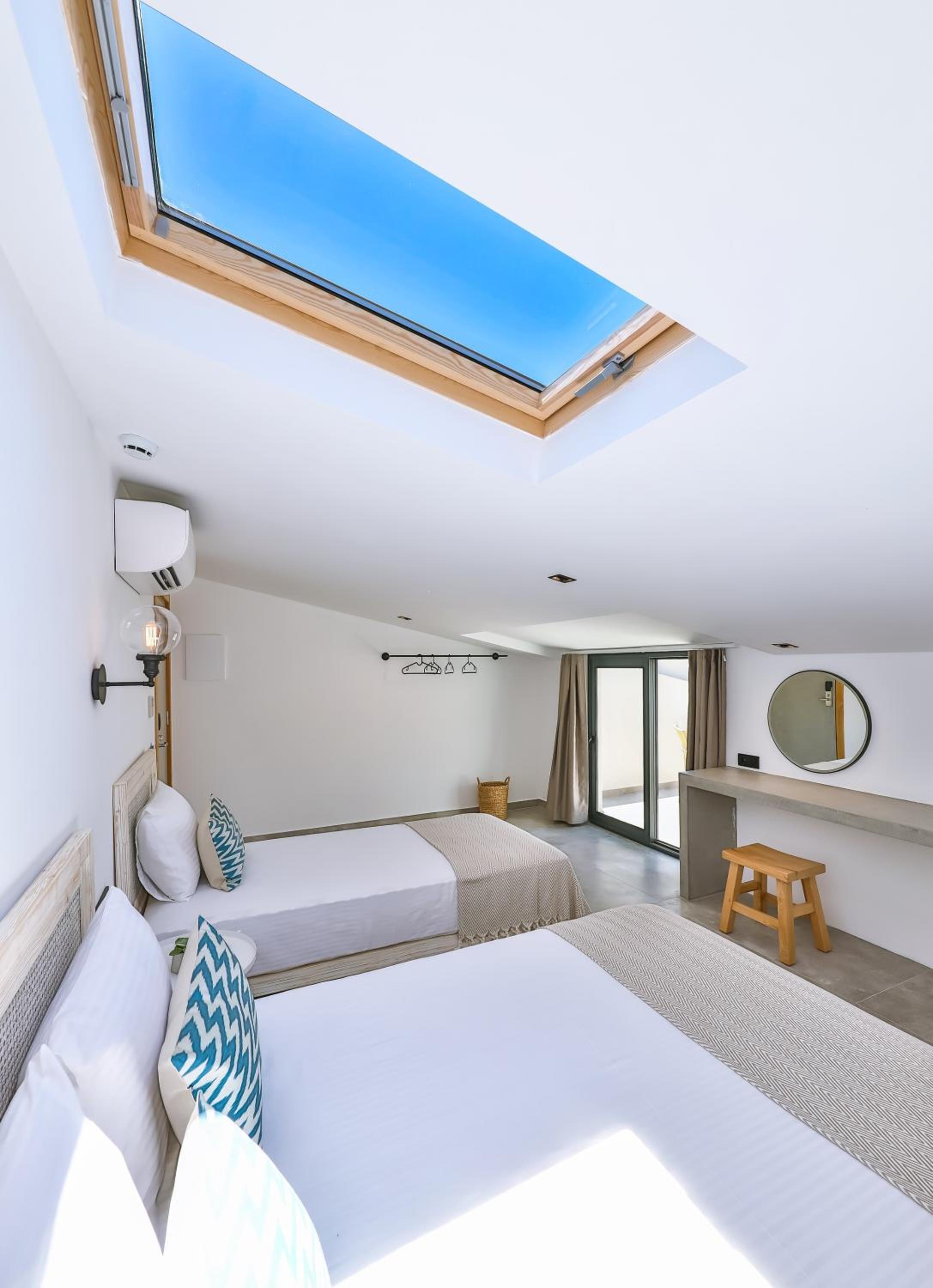 Standard Triple Room with Sea View - Photo 2