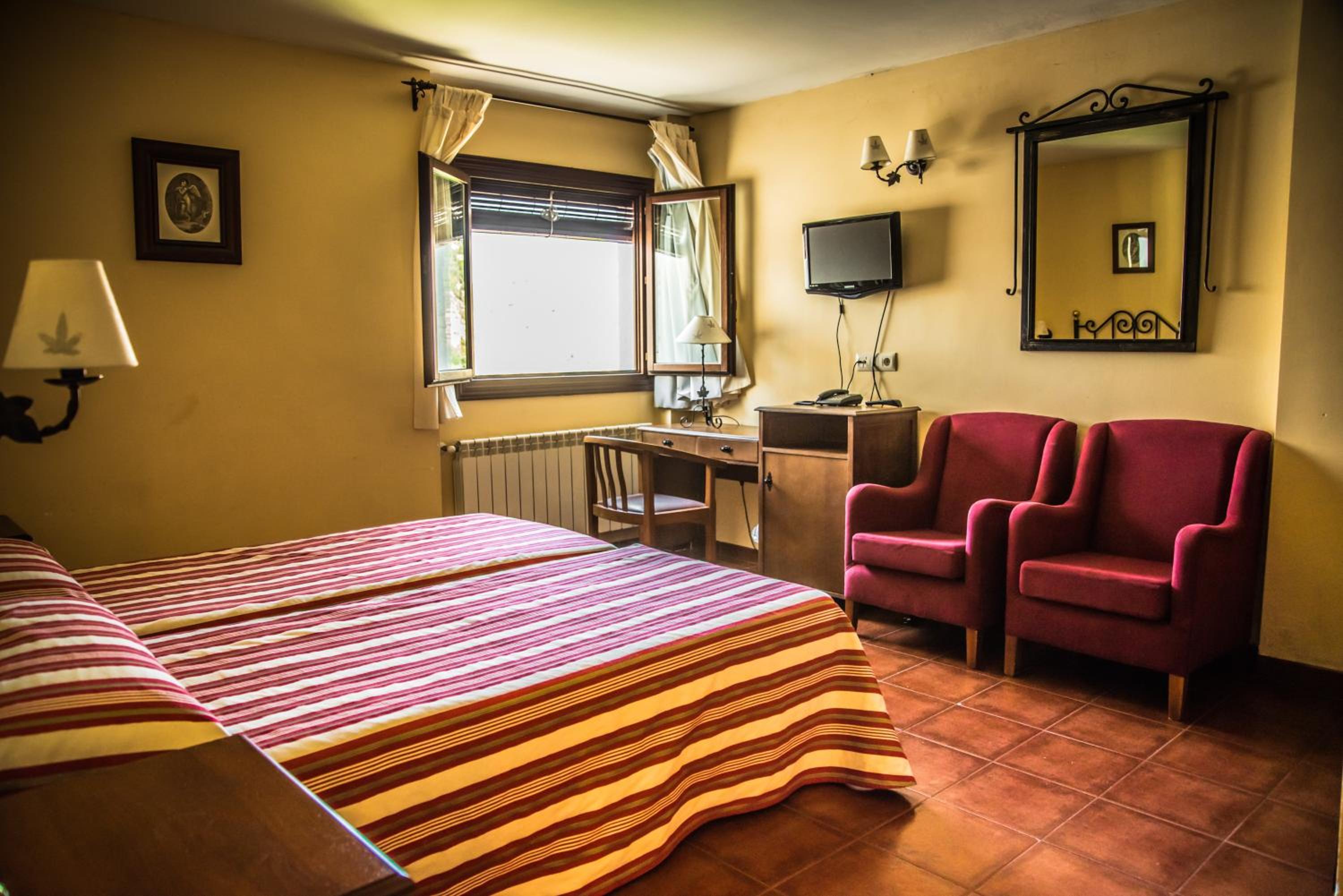 Economy Twin Room - Photo 2
