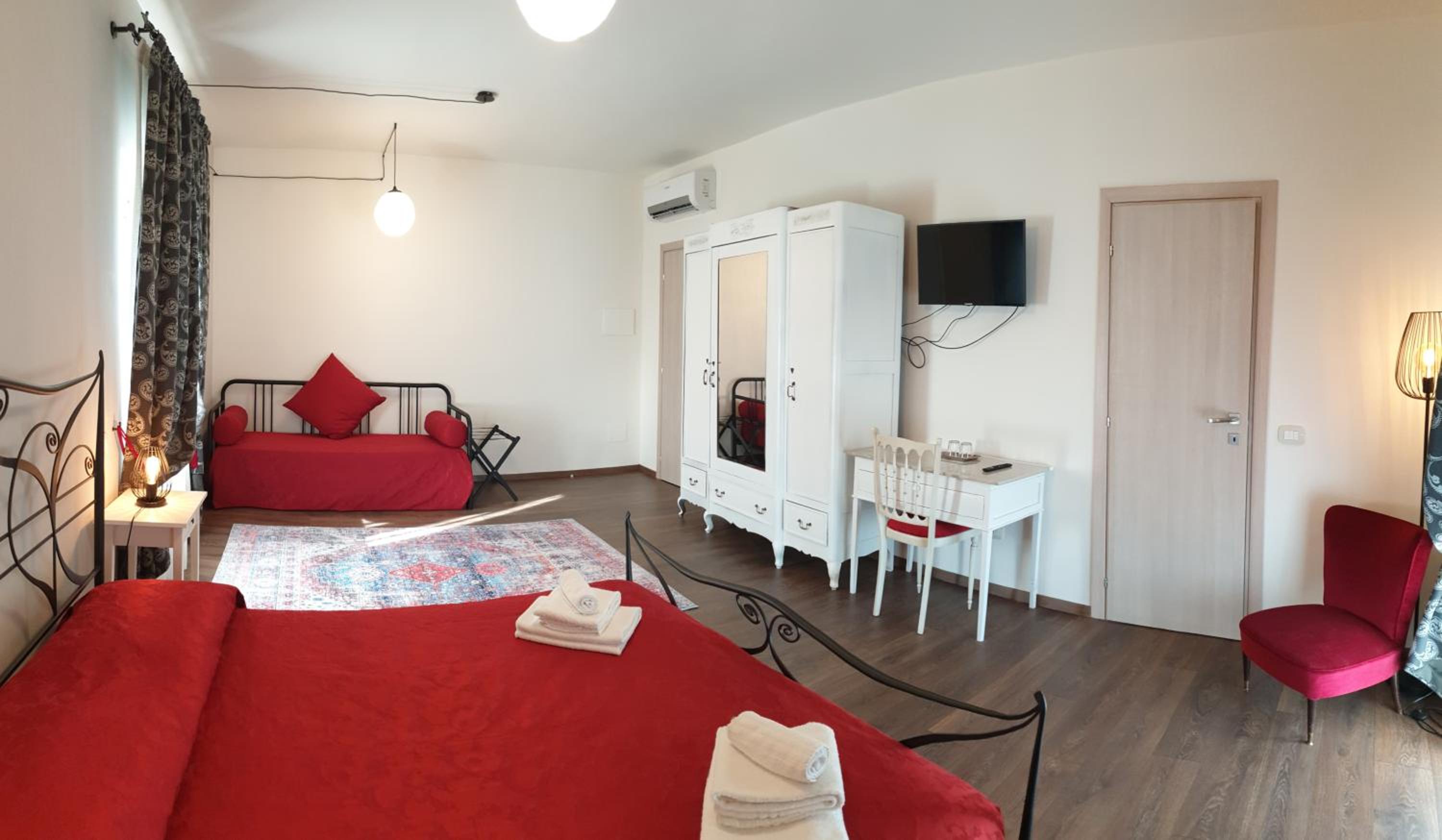 Deluxe Family Suite - Photo 2