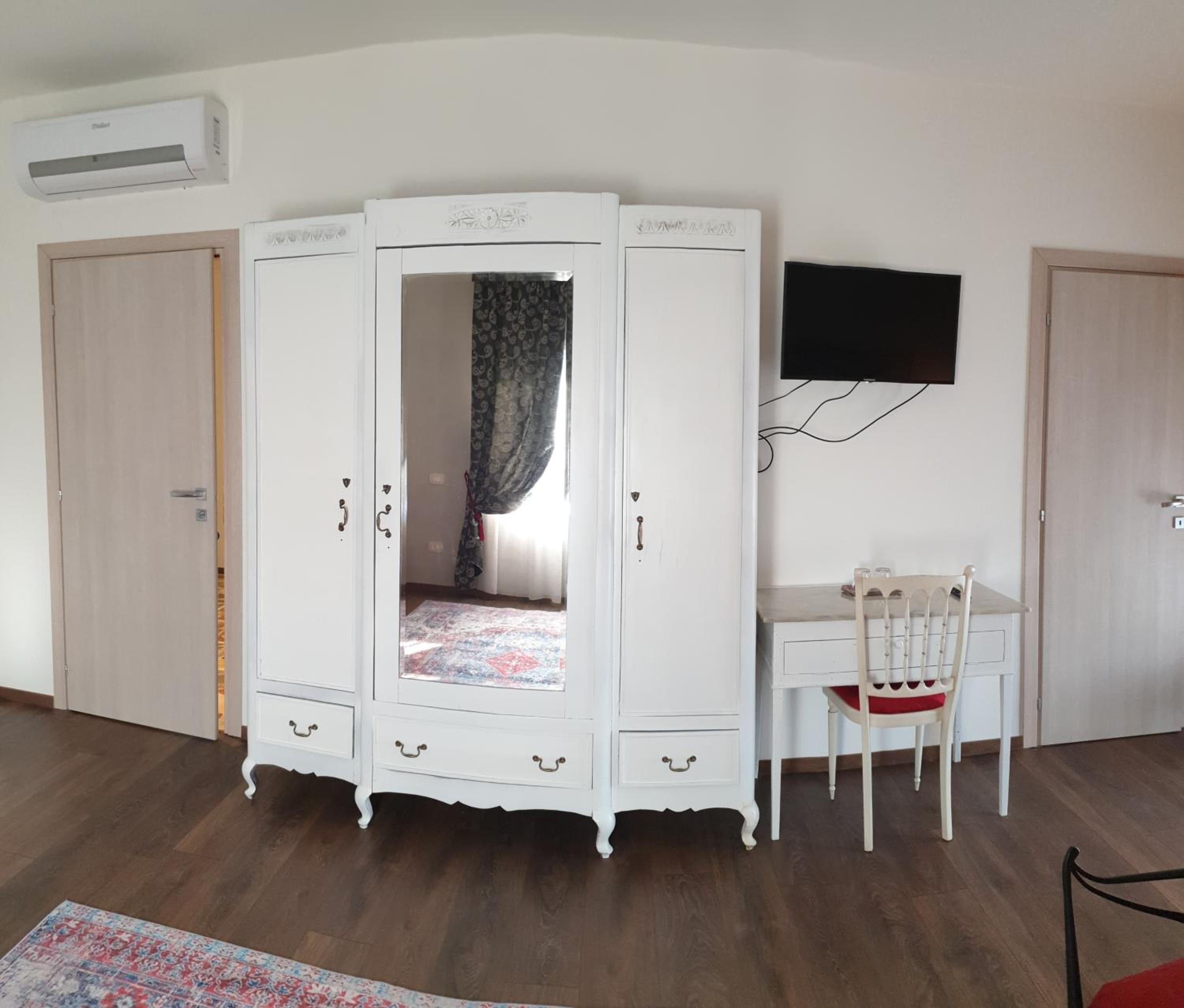 Deluxe Family Suite - Photo 11