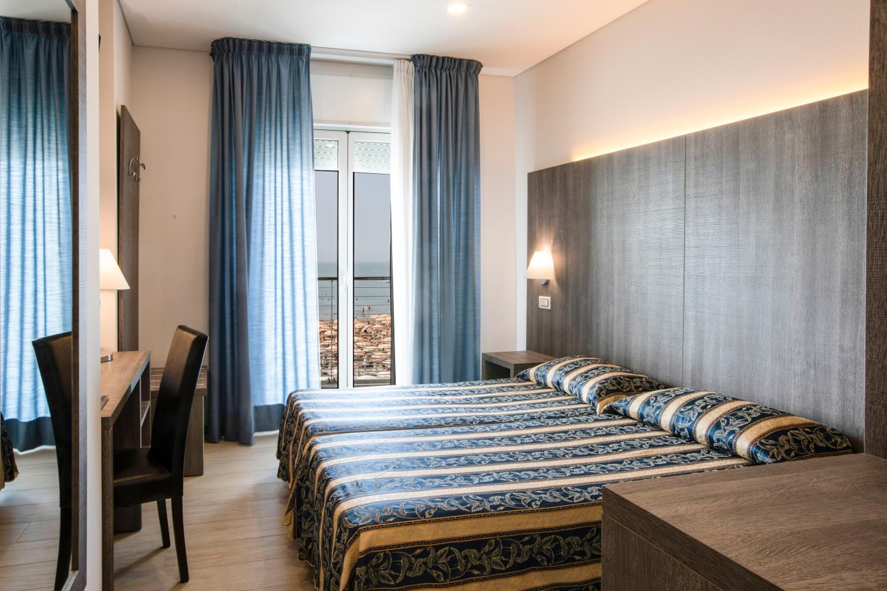 Double or Twin Room with Sea View photo 2