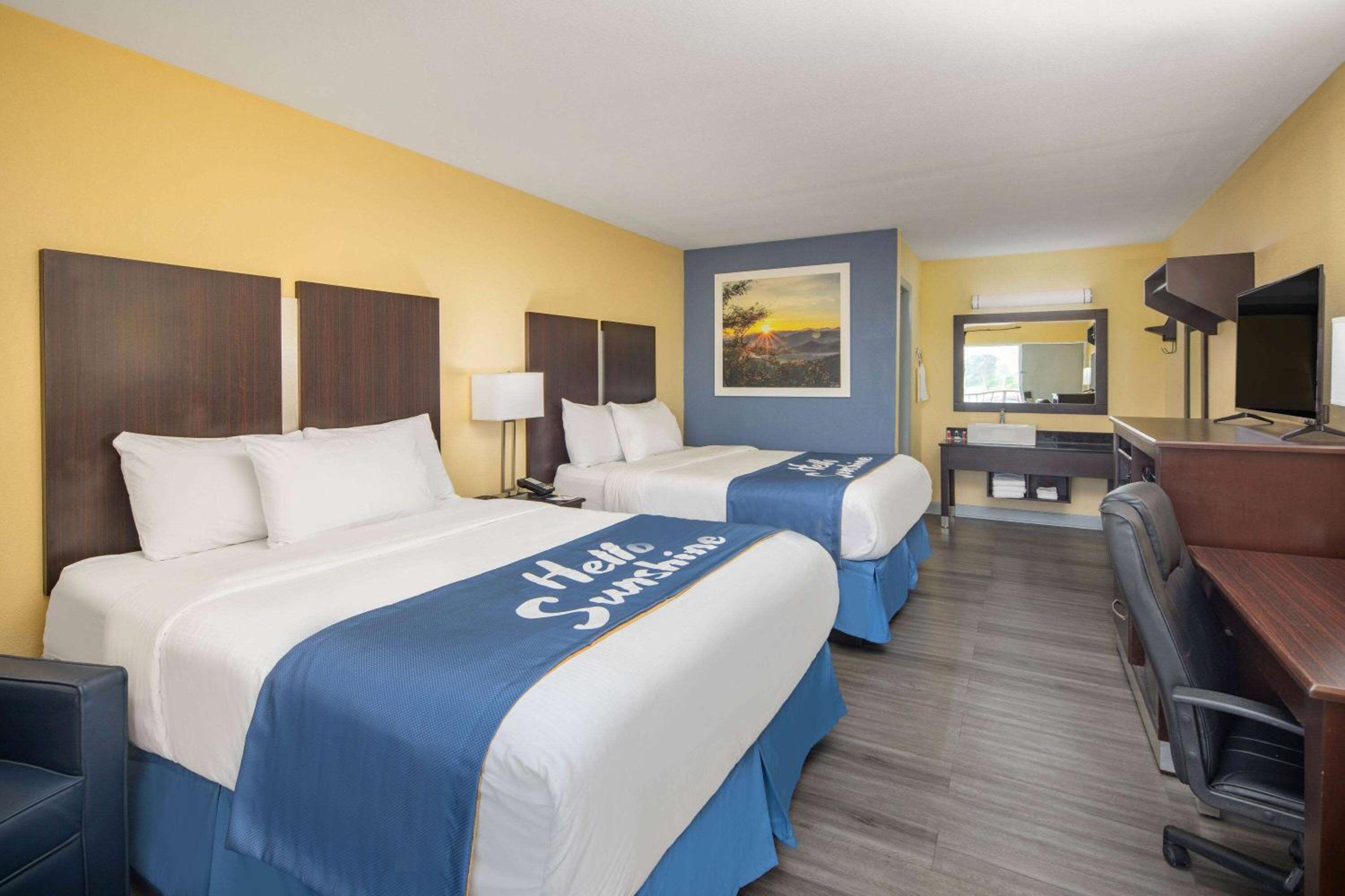 Queen Room with Two Queen Beds - Non-Smoking - Photo 4