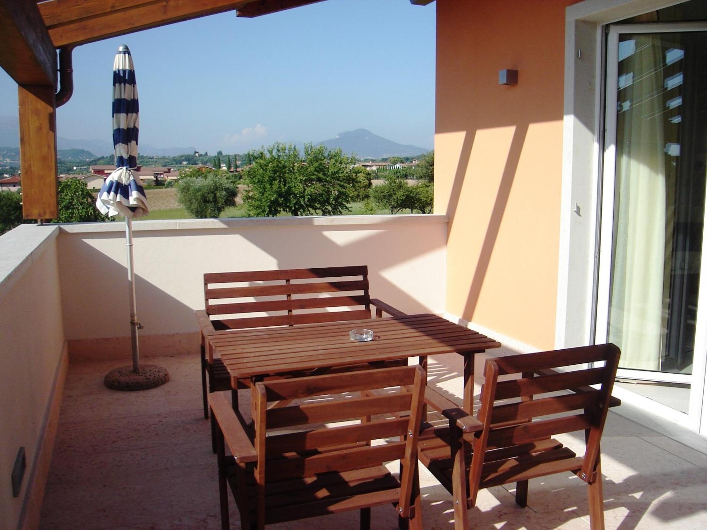Comfort One-Bedroom Apartment with Terrace and Frontal Lake View - Photo 2