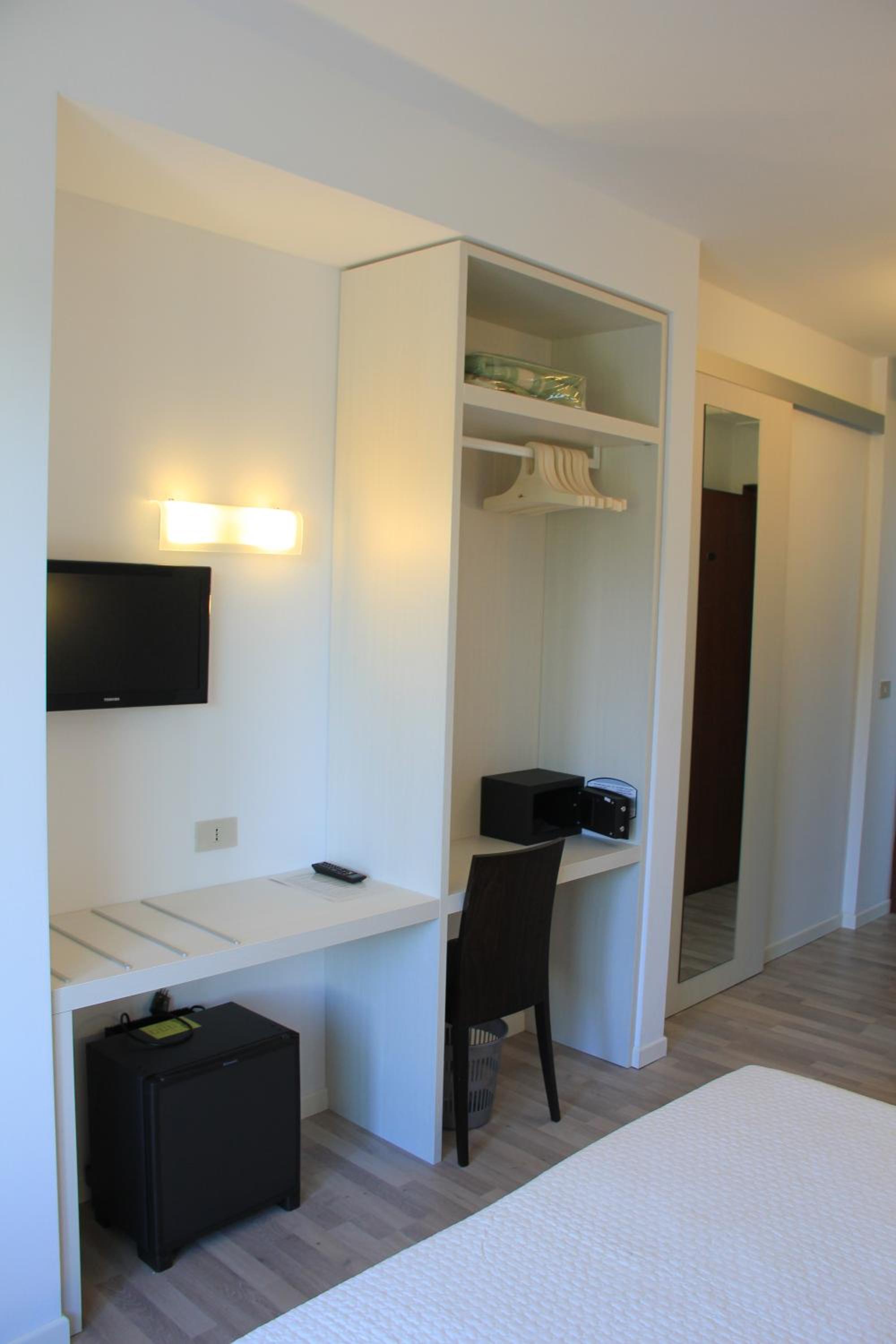 Double Room with Balcony - Photo 3