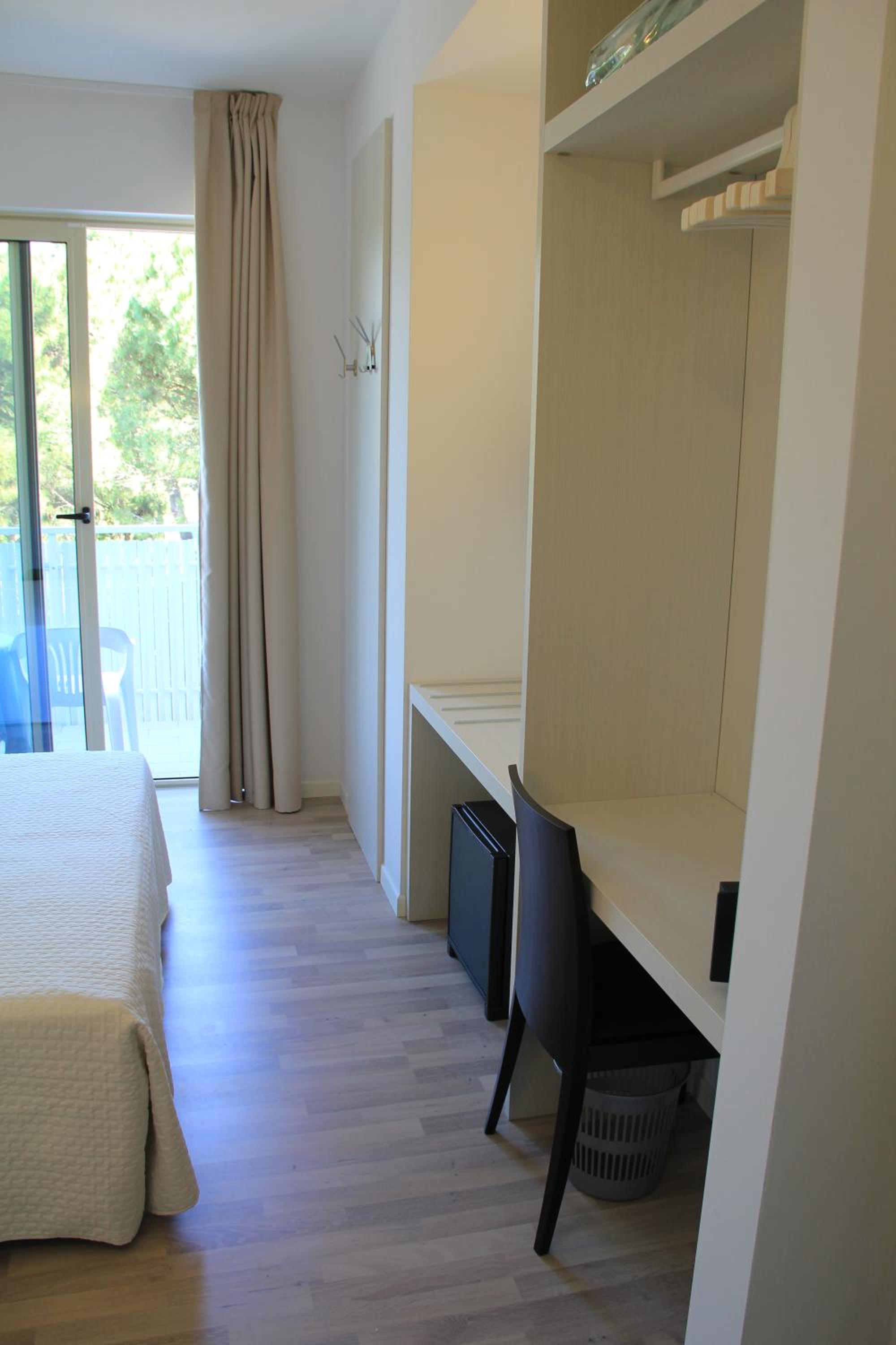 Double Room with Balcony - Photo 8