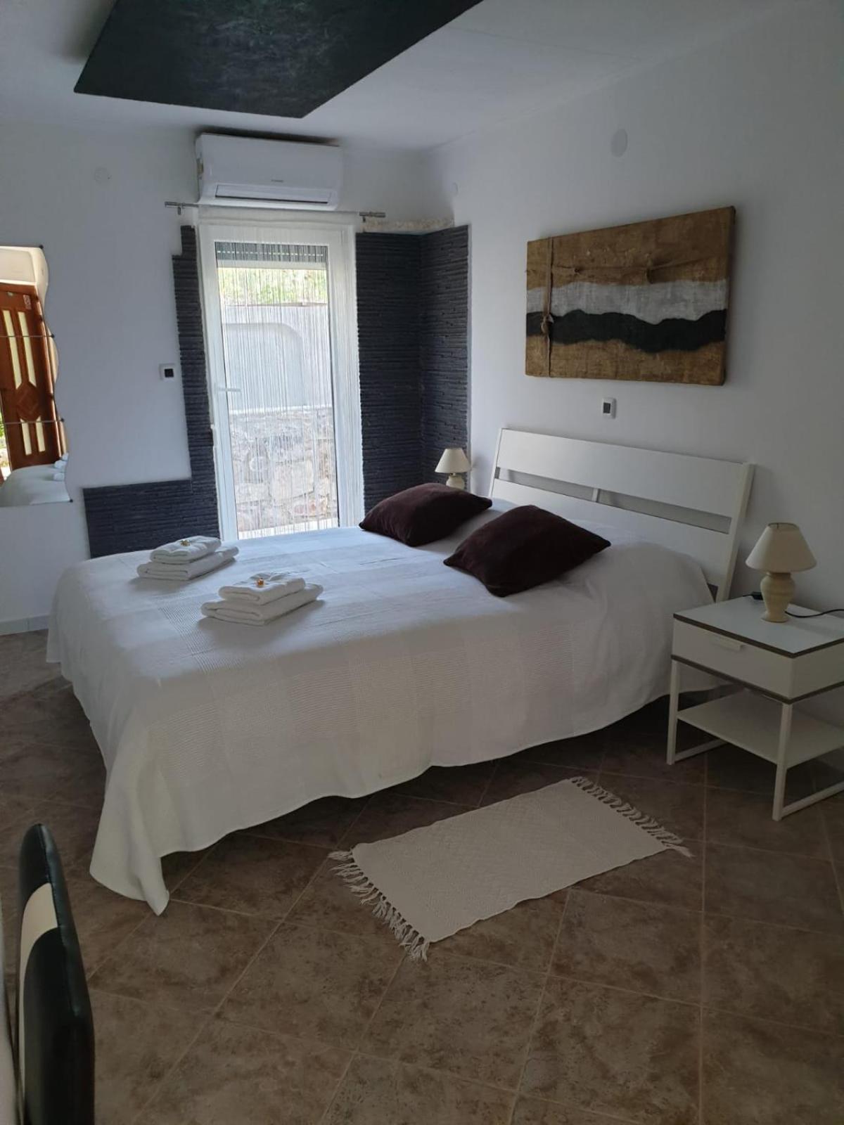 Double Room with Private Bathroom - Photo 9