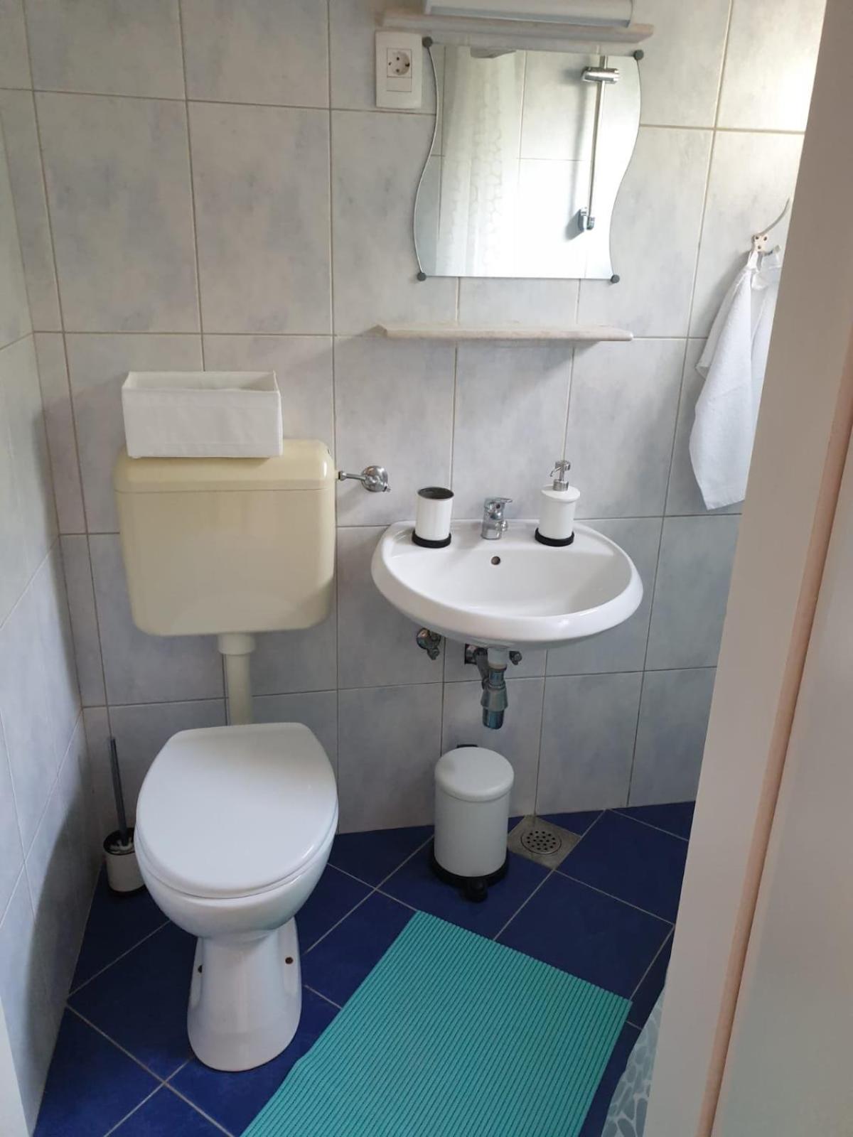Double Room with Private Bathroom - Photo 11