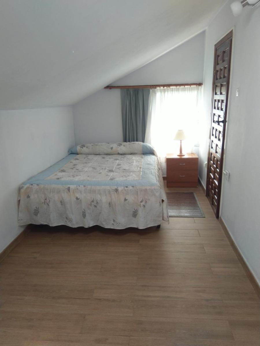 Five-Bedroom House photo 3
