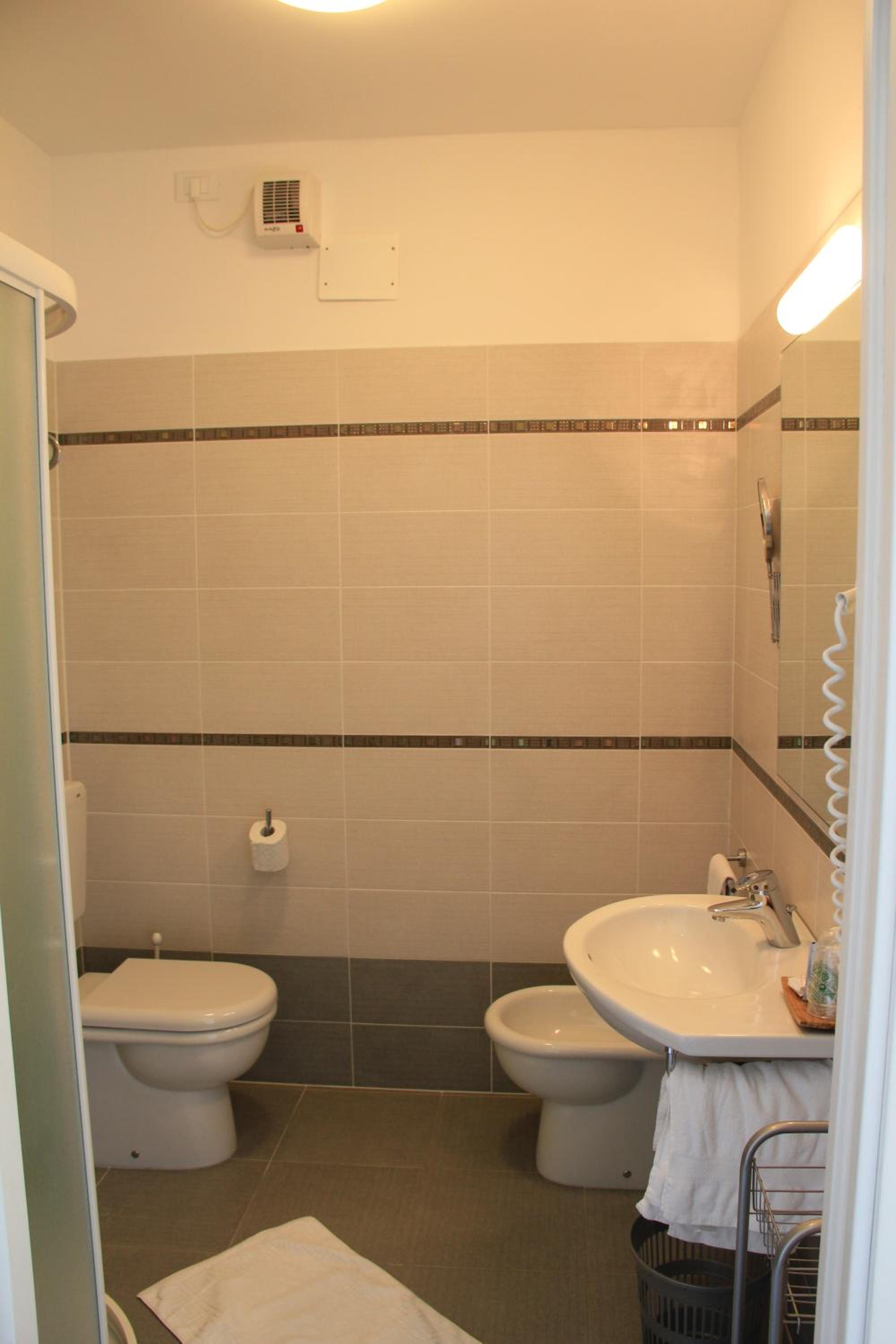 Double Room with Balcony - Photo 5