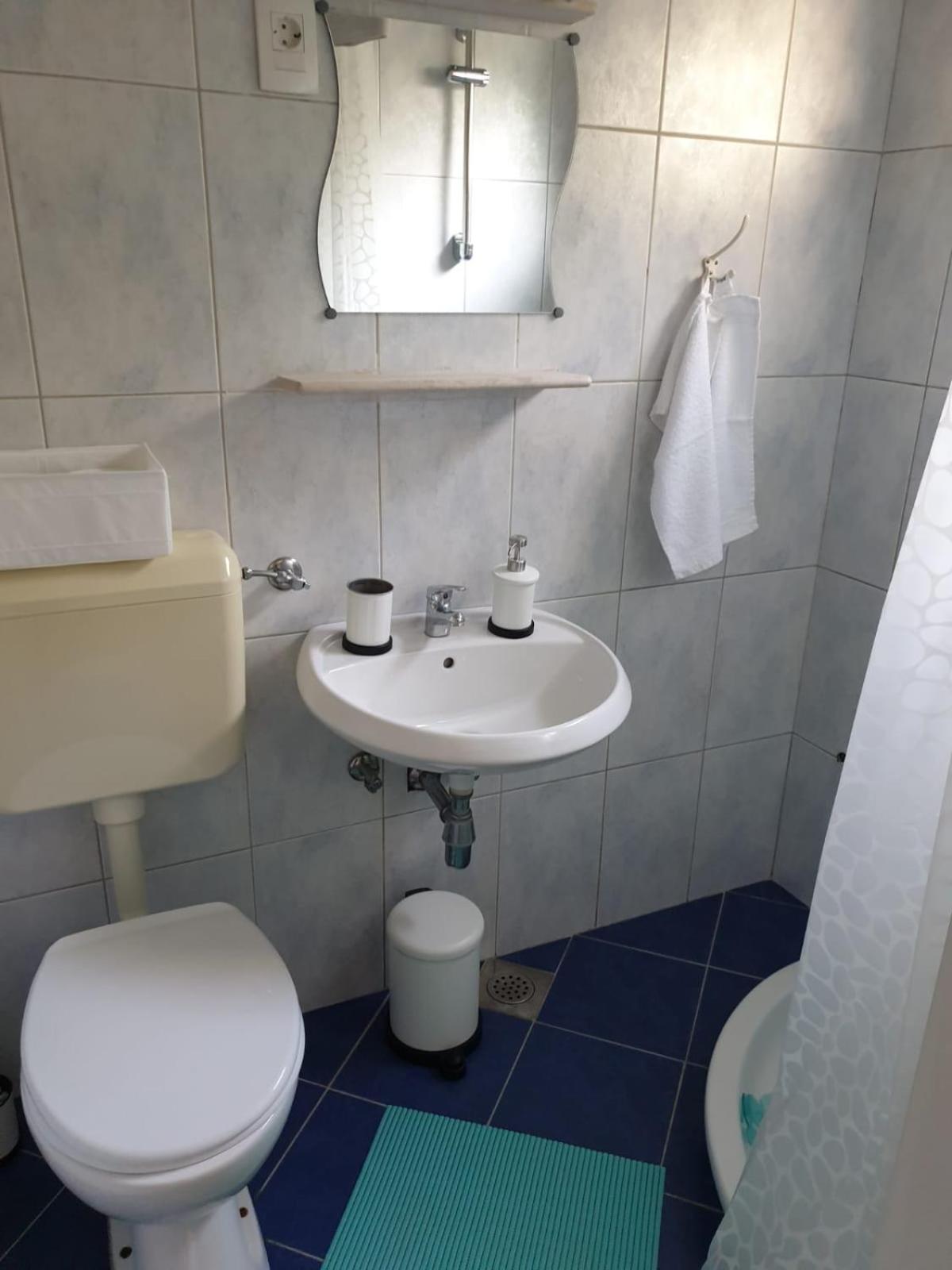 Double Room with Private Bathroom - Photo 10