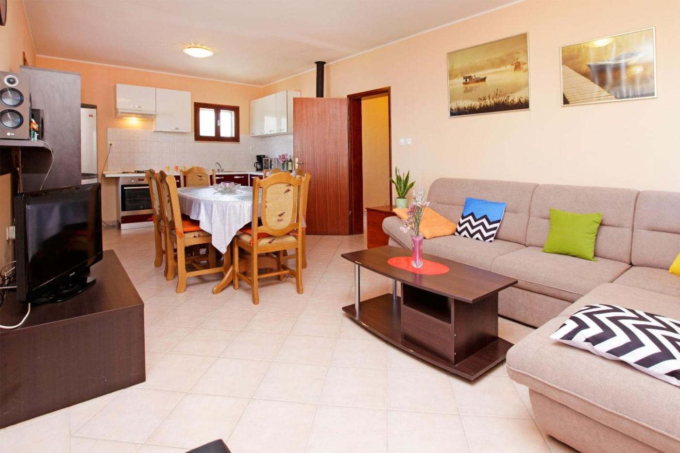 Three-Bedroom Holiday Home with Terrace and Sea View photo 3