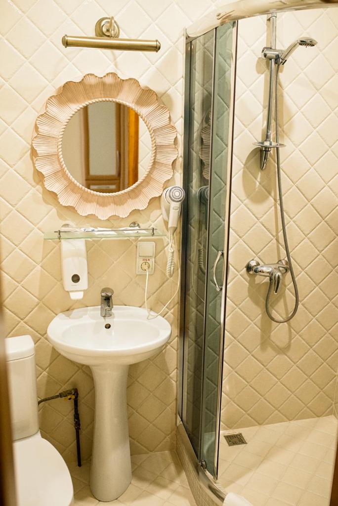 Deluxe Double Room with Shower